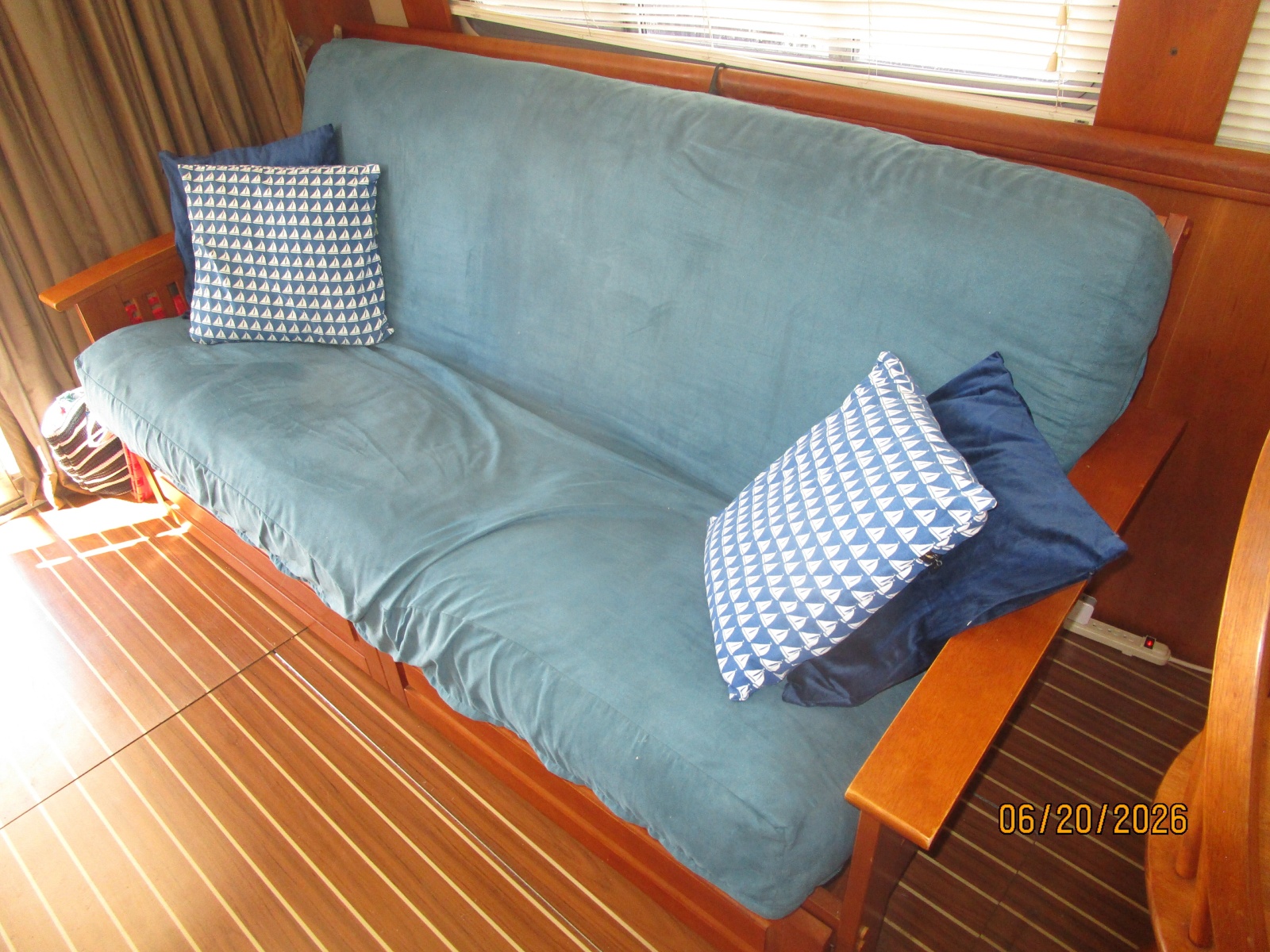 40' Mainship salon port aft seating