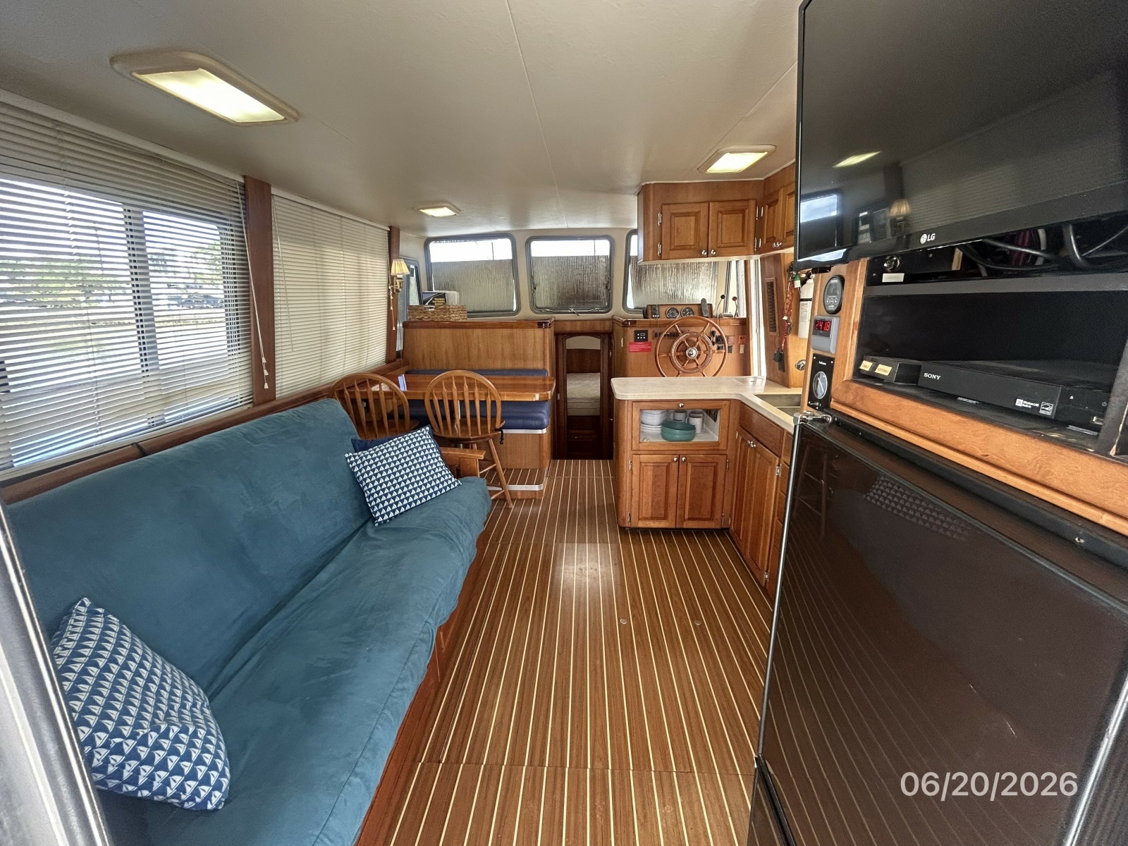 40' Mainship salon forward