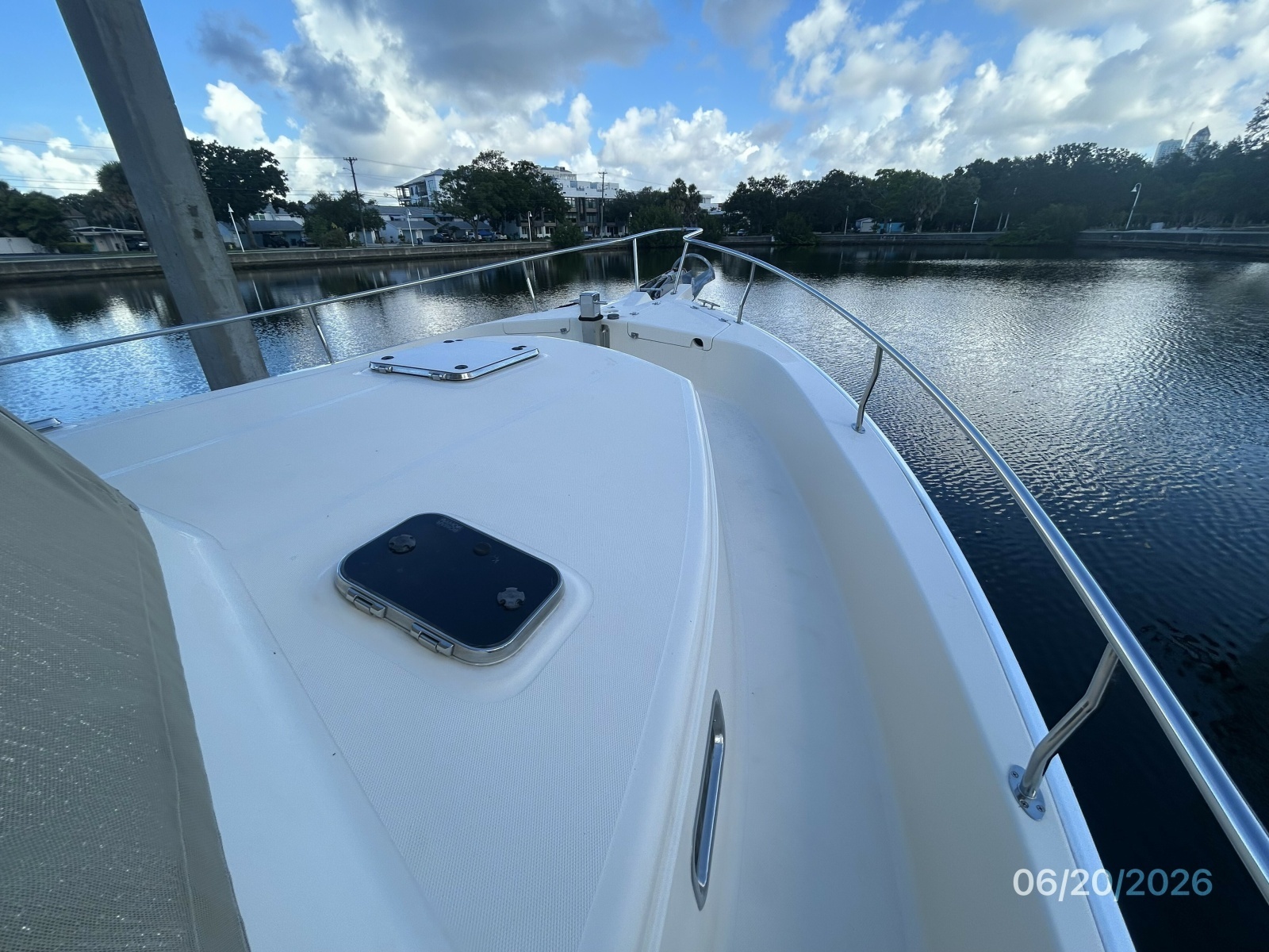 40' Mainship foredeck1