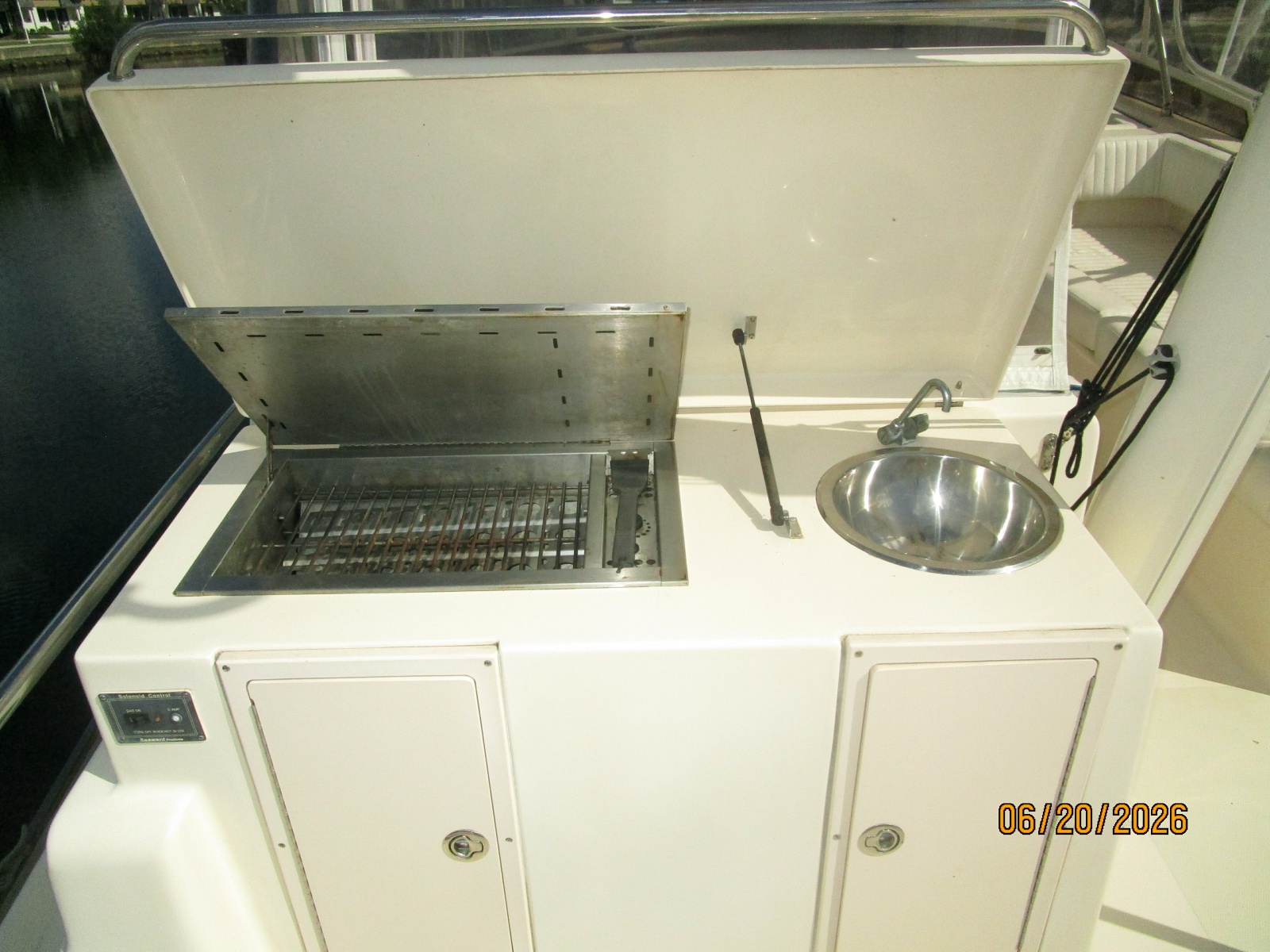 40' Mainship sundeck wetbar2