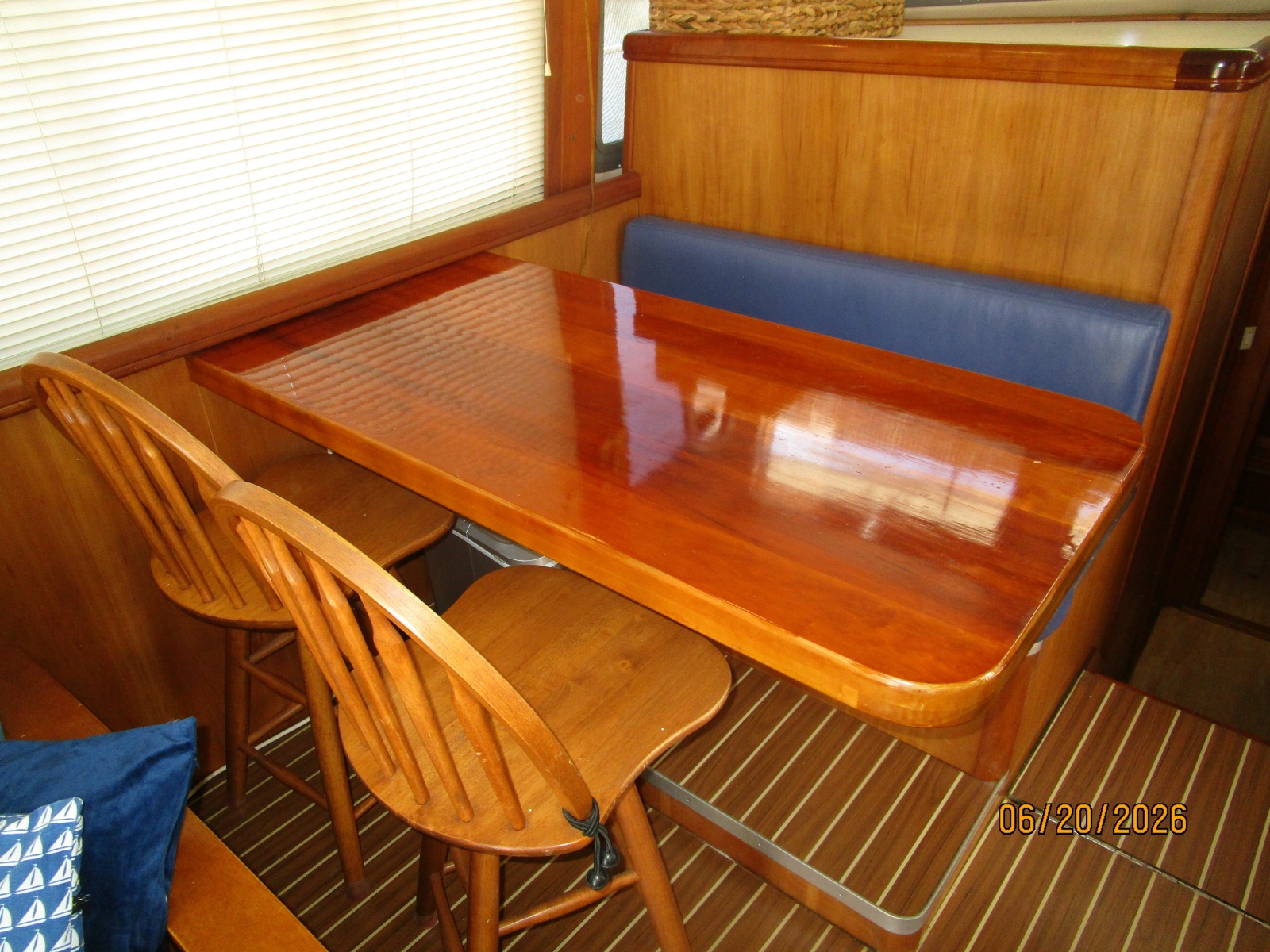 40' Mainship salon port forward seating