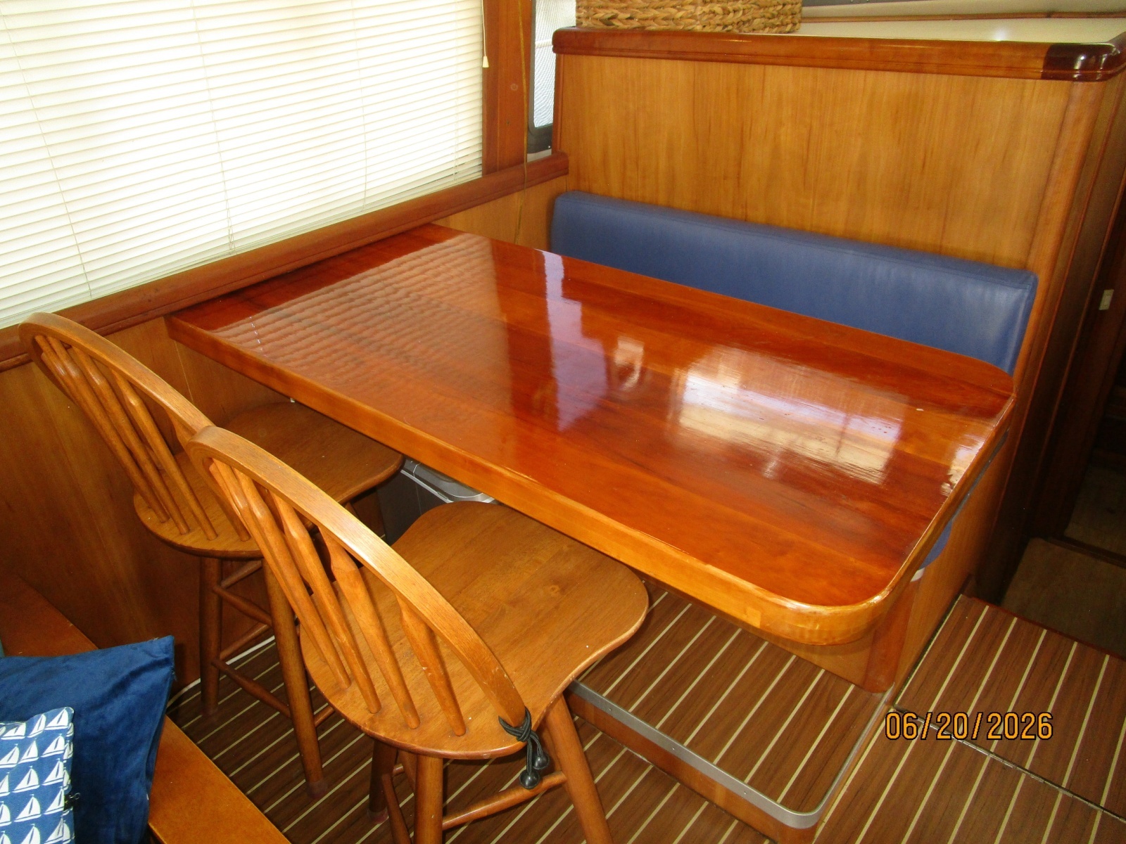40' Mainship salon port forward seating