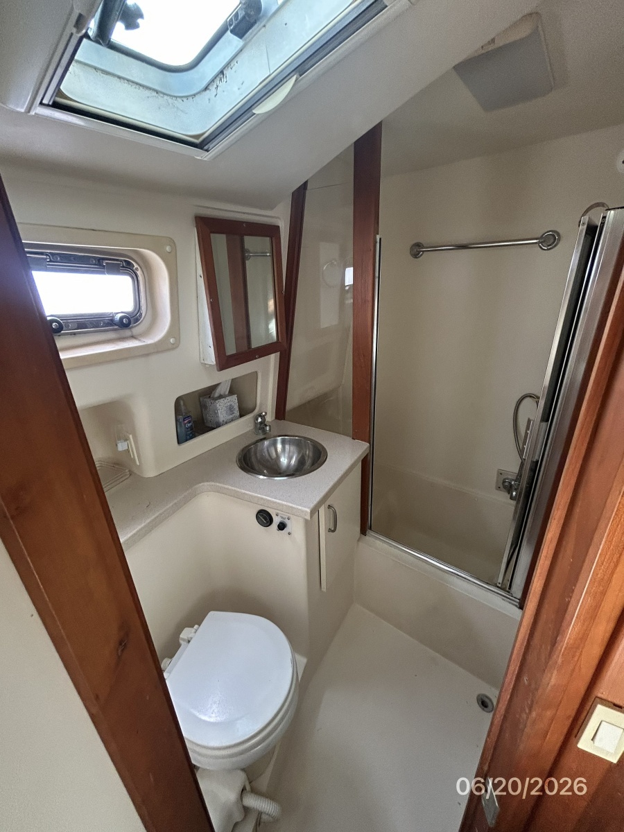 40' Mainship head-shower