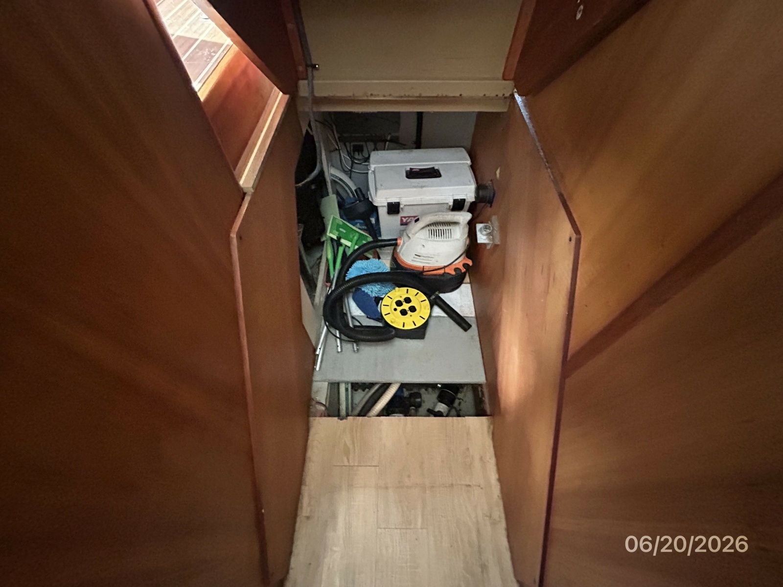 40' Mainship companionway storage