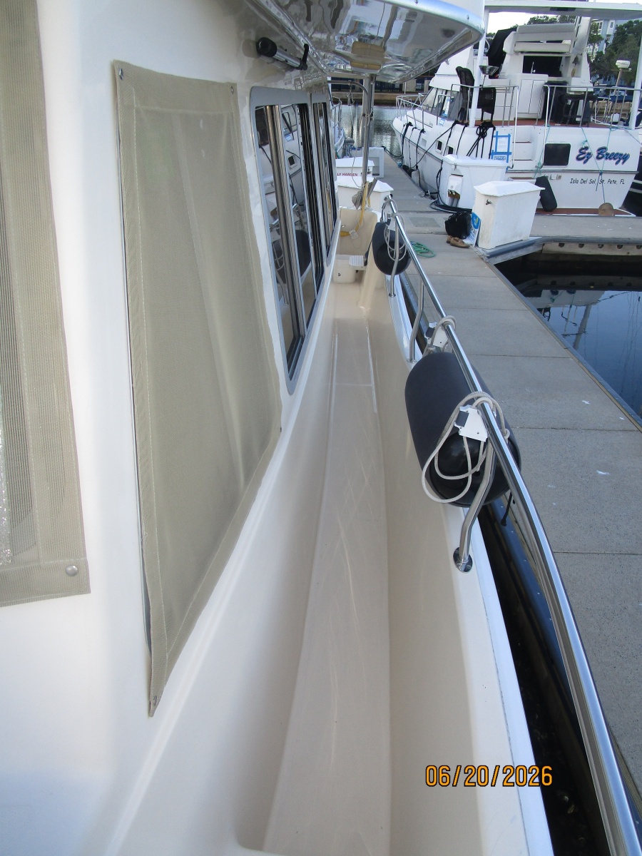 40' Mainship port side deck2