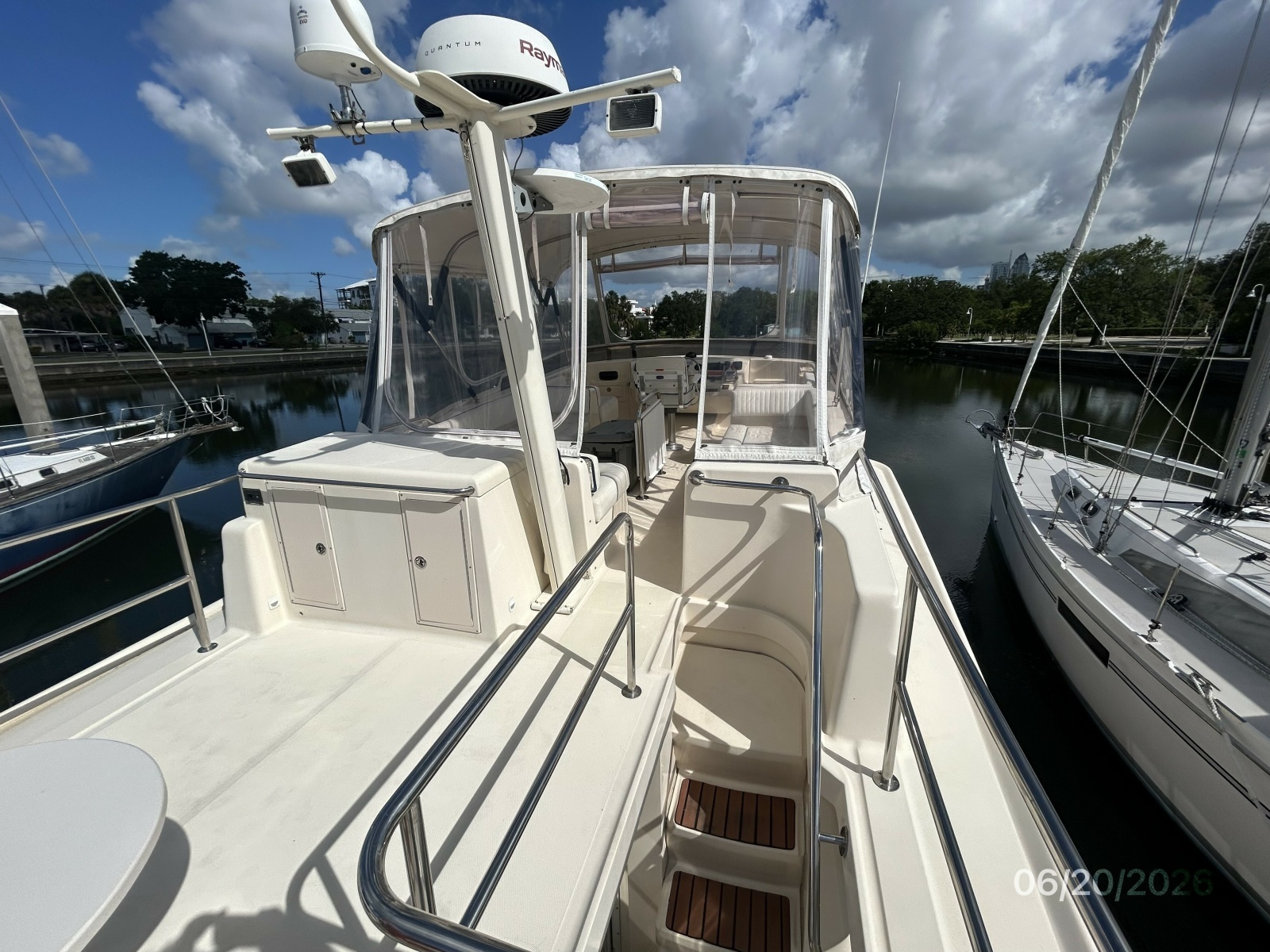 40' Mainship sundeck forward