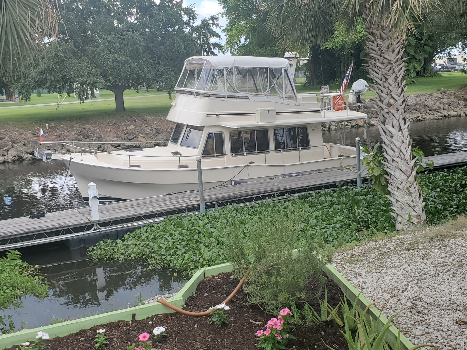 40' Mainship port forward profile