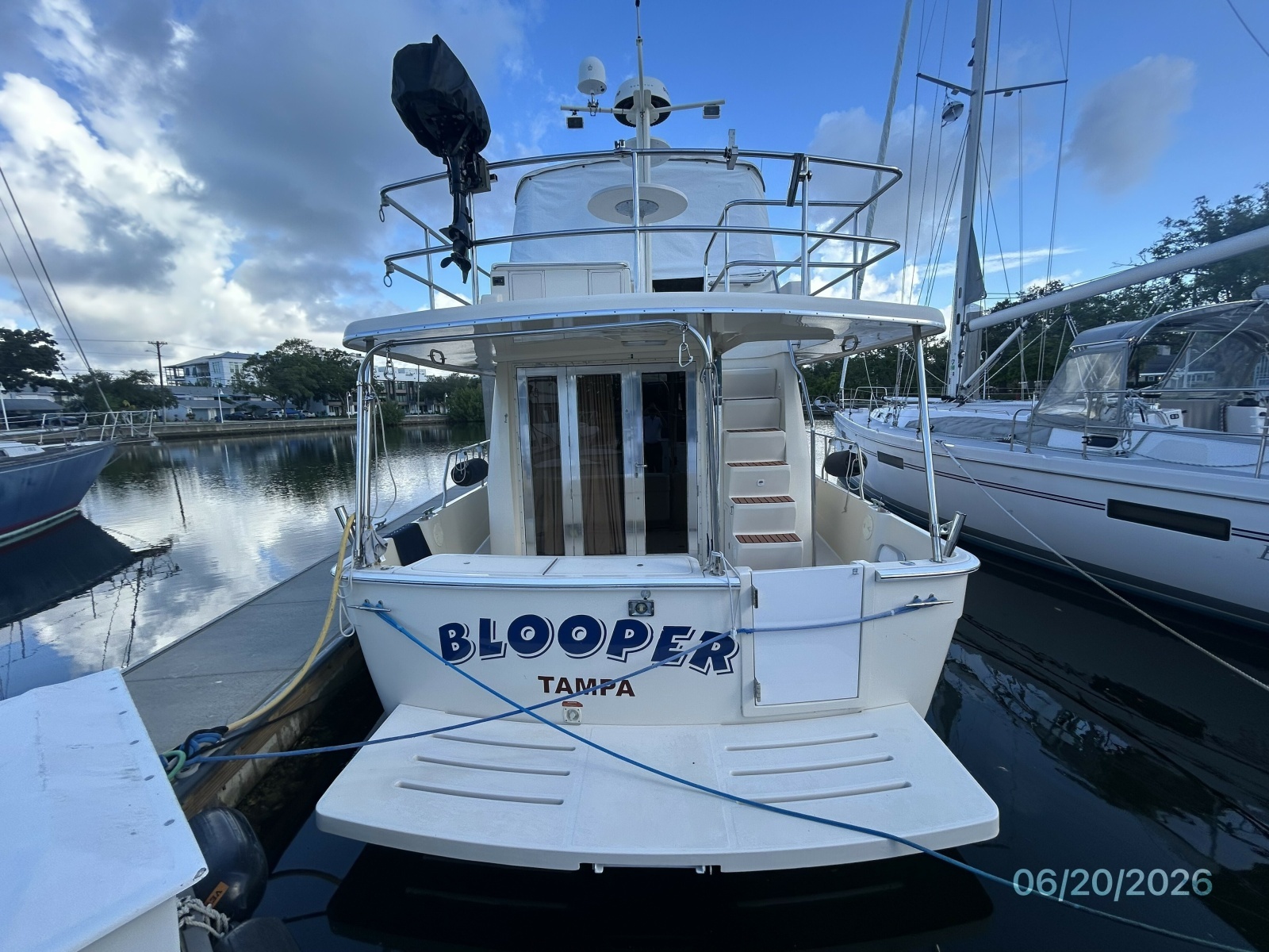 40' Mainship aft profile
