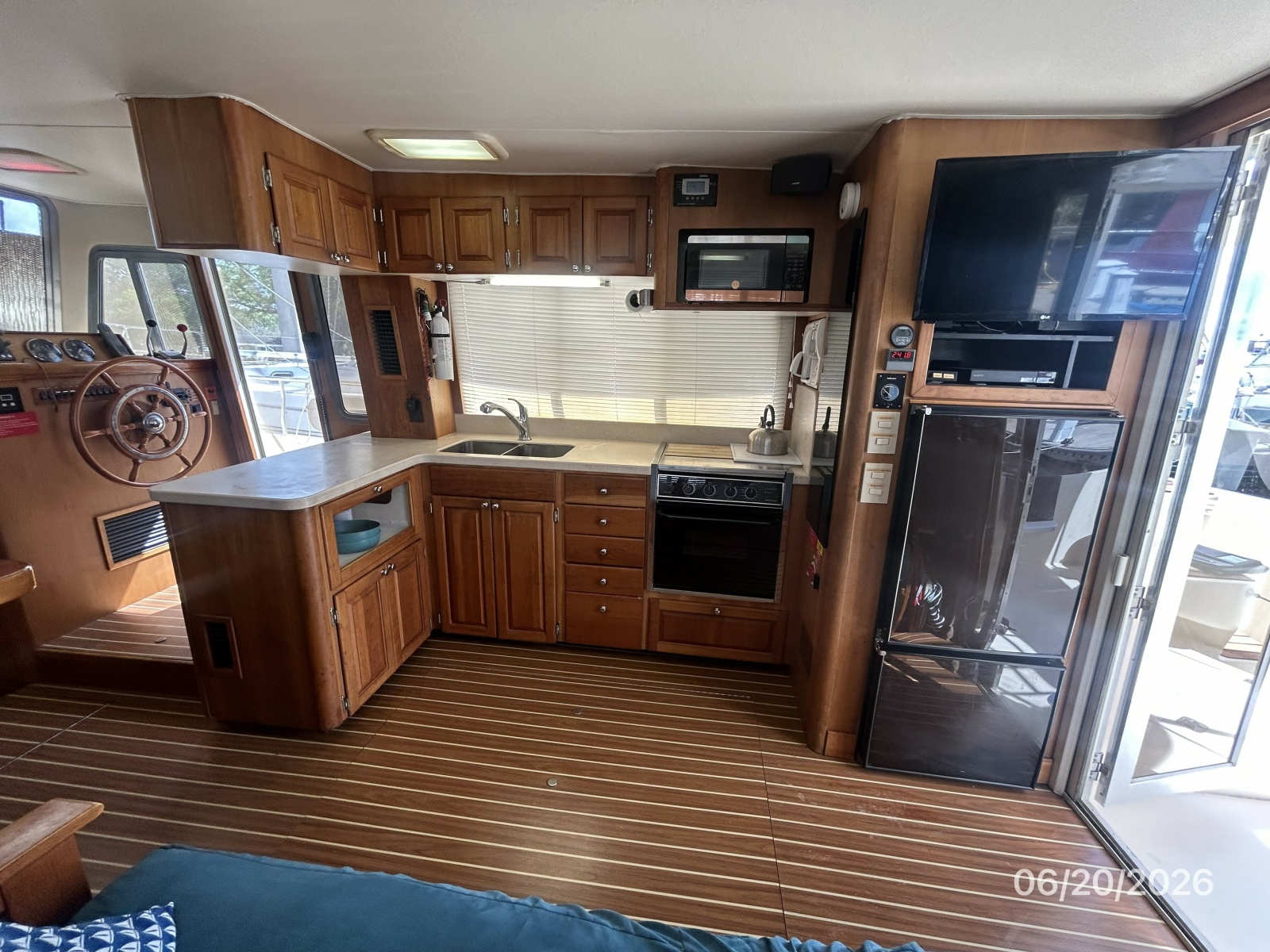 40' Mainship salon starboard