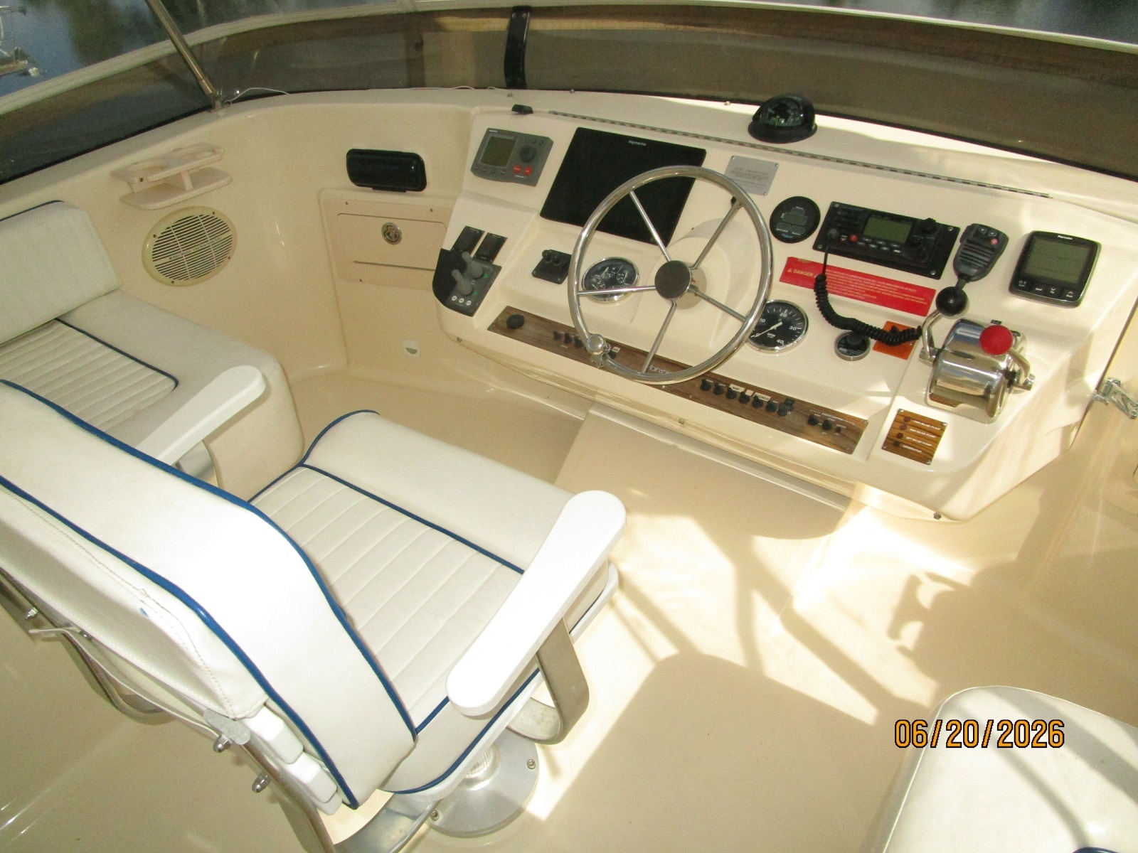 40' Mainship flybridge helm2
