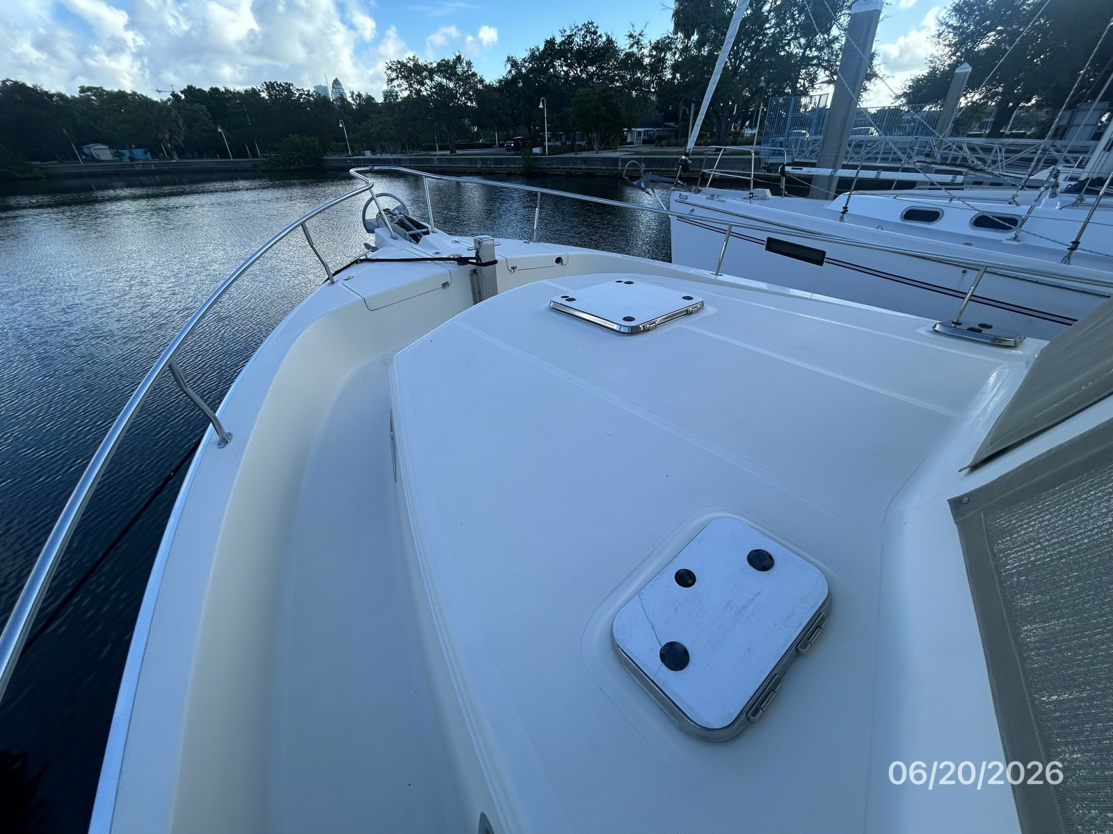 40' Mainship foredeck2