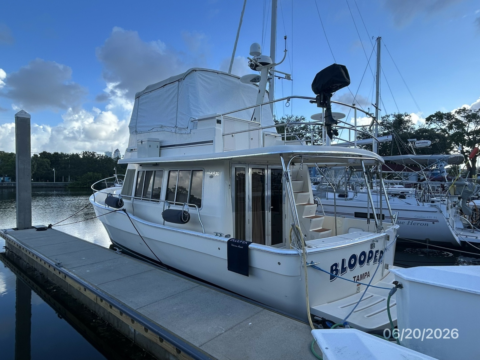 40' Mainship port aft profile