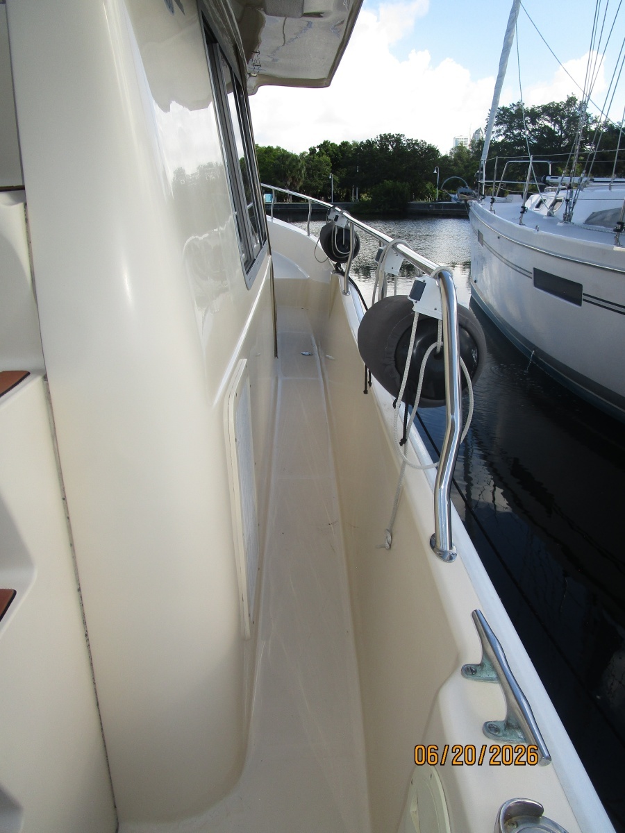 40' Mainship starboard side deck1