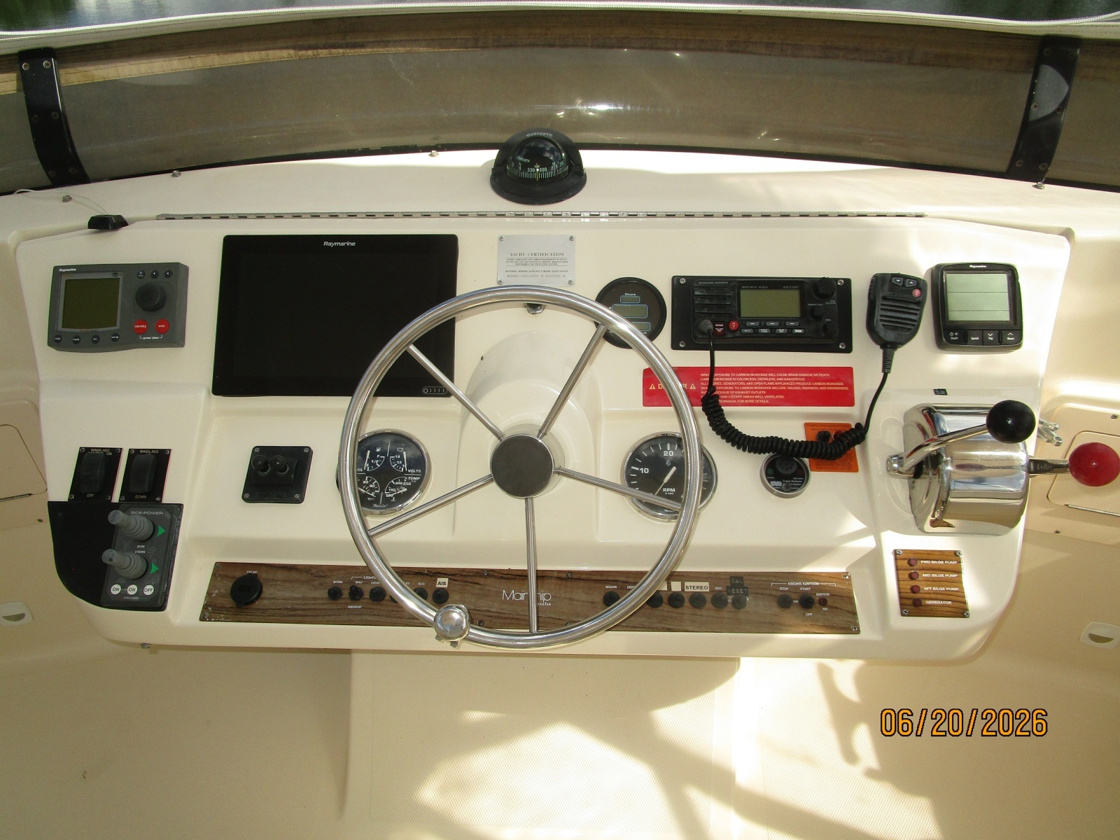 40' Mainship flybridge helm3