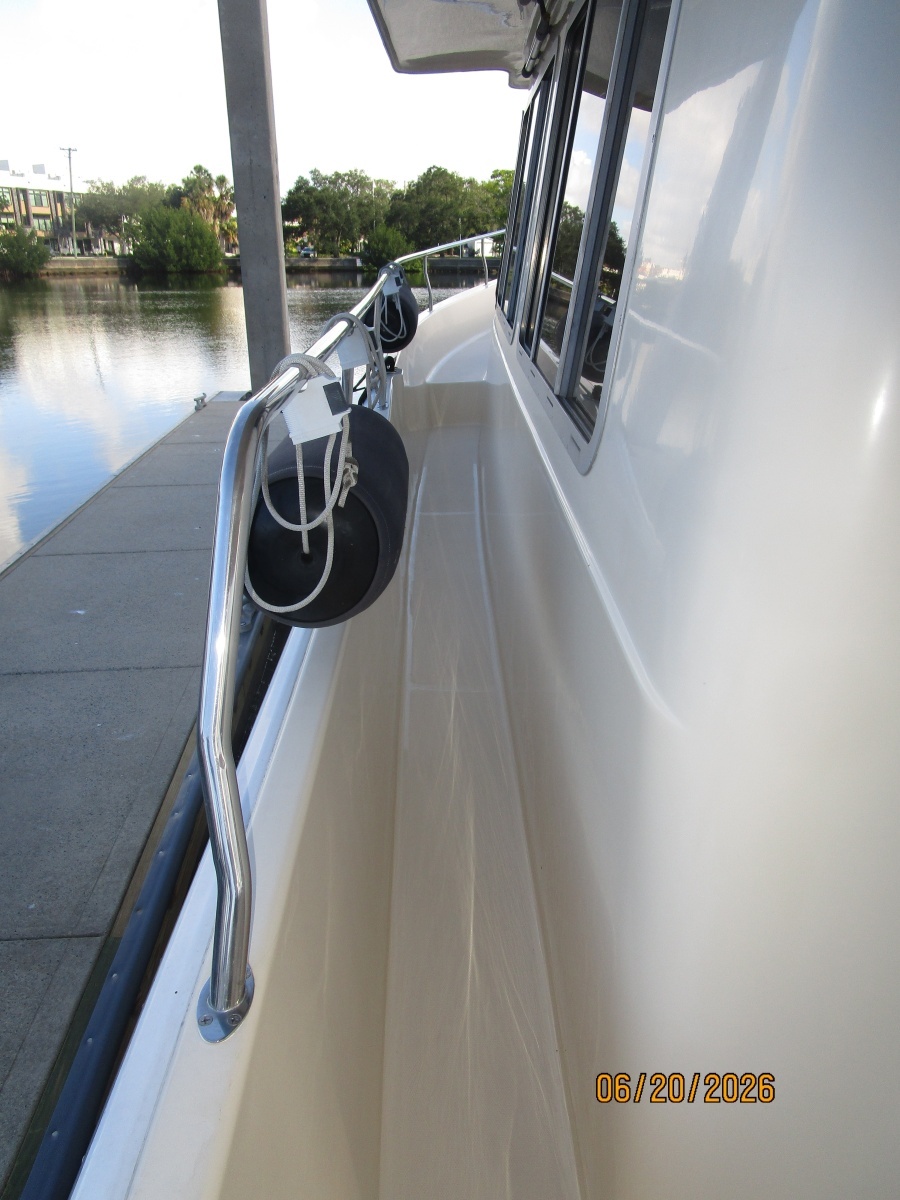 40' Mainship port side deck1