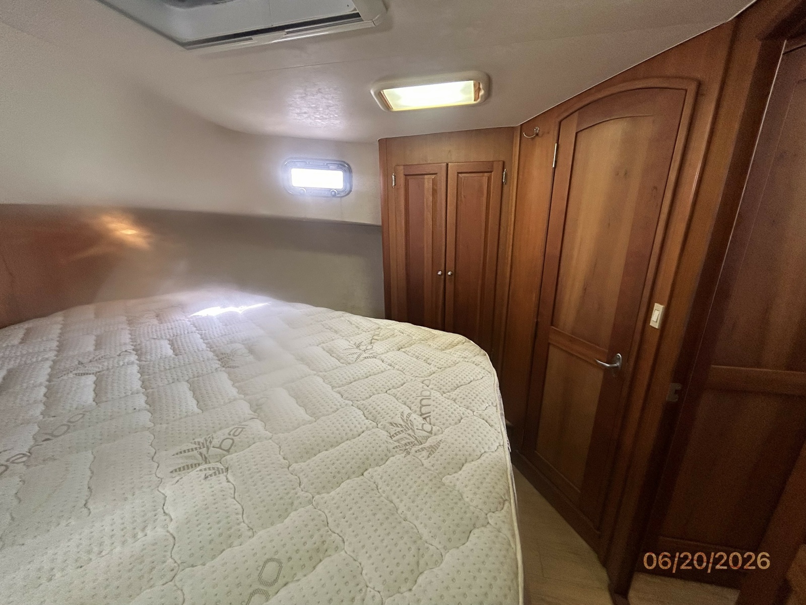 40' Mainship master stateroom starboard