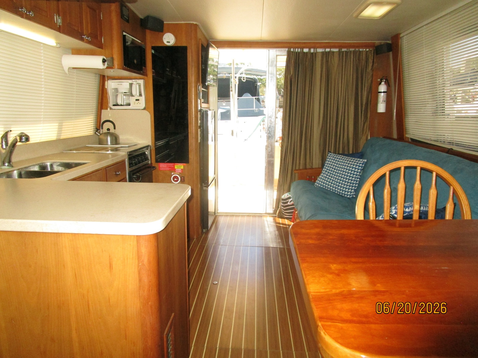 40' Mainship salon aft