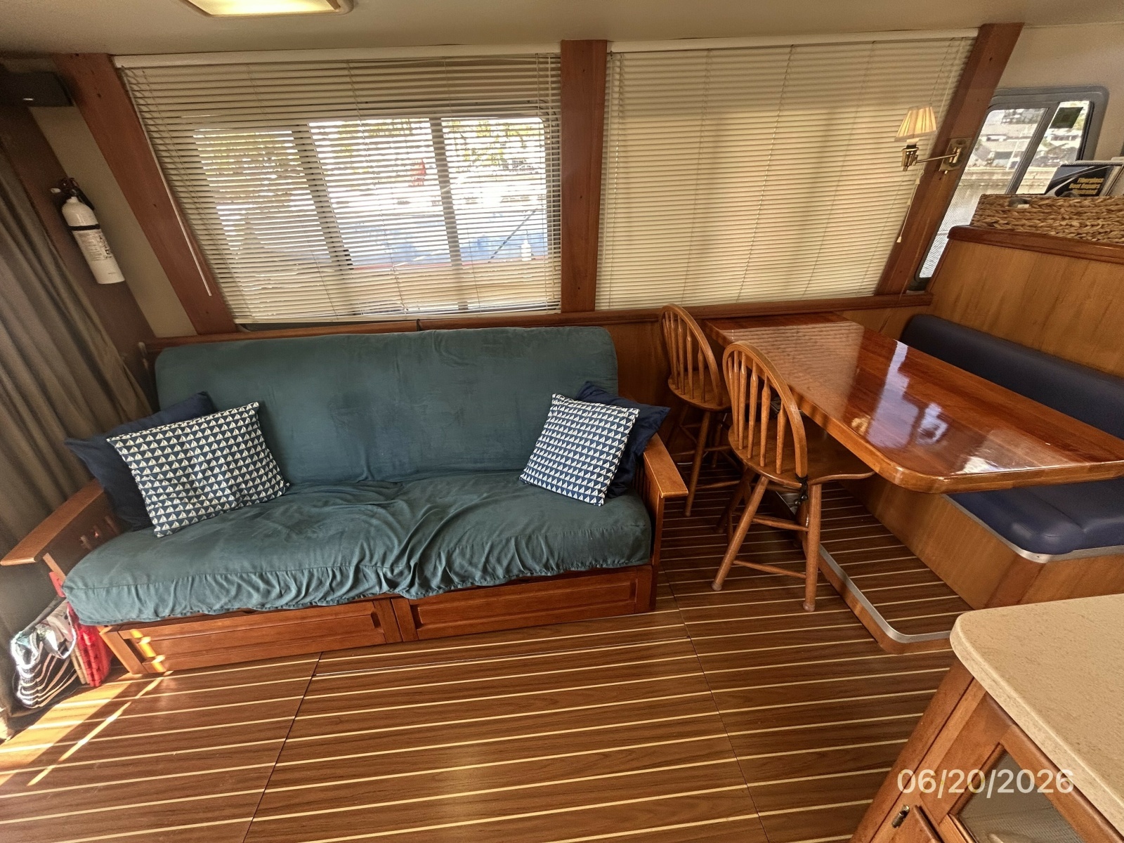 40' Mainship salon port