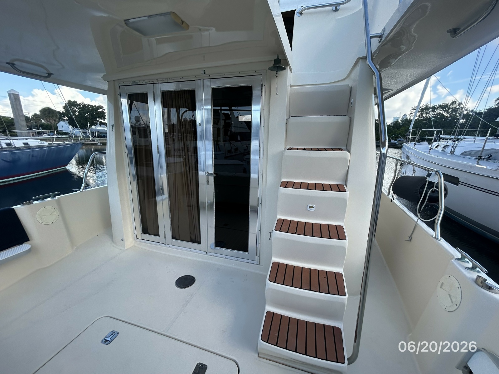 40' Mainship aftdeck forward