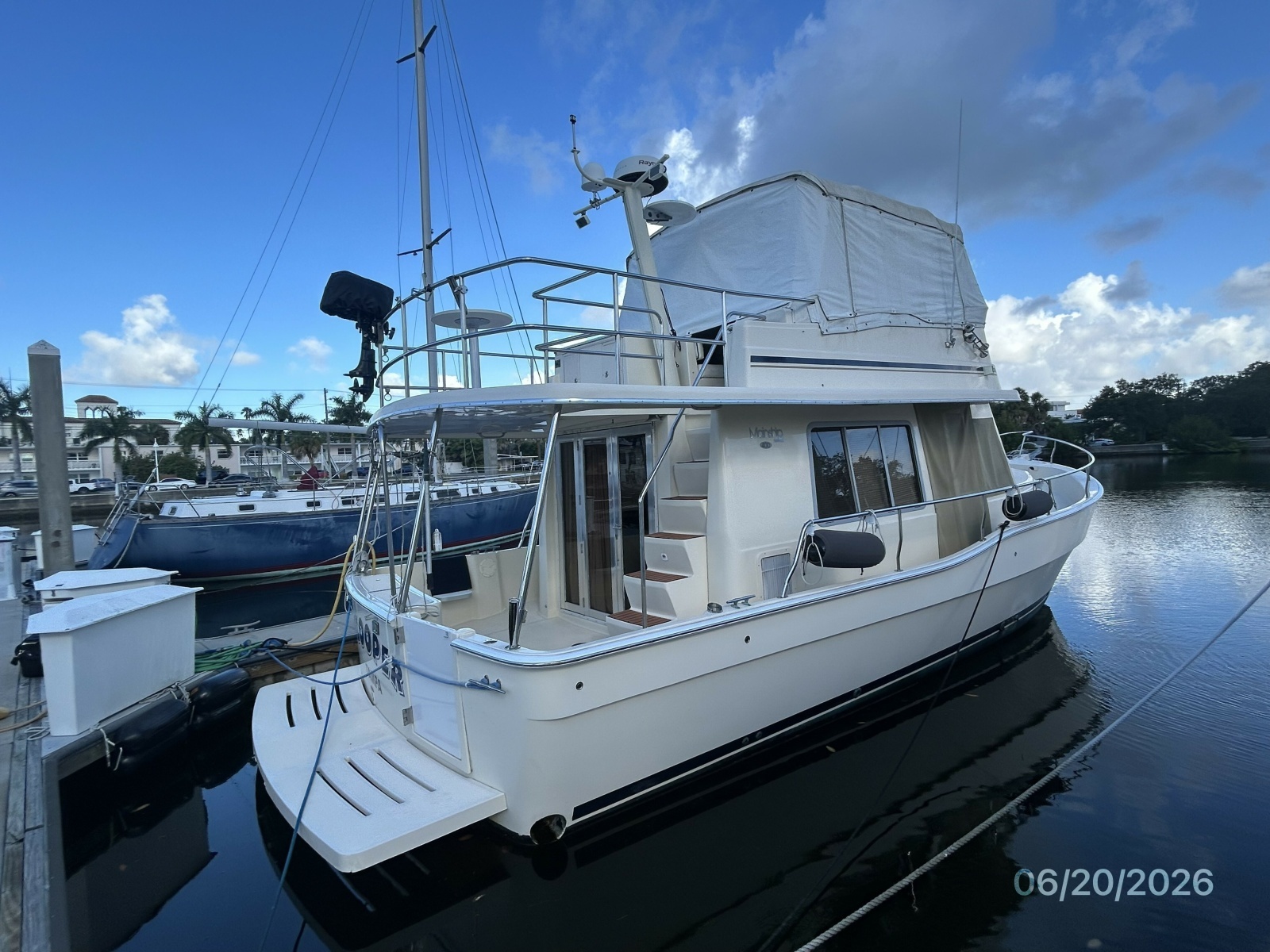 40' Mainship starboard aft profile