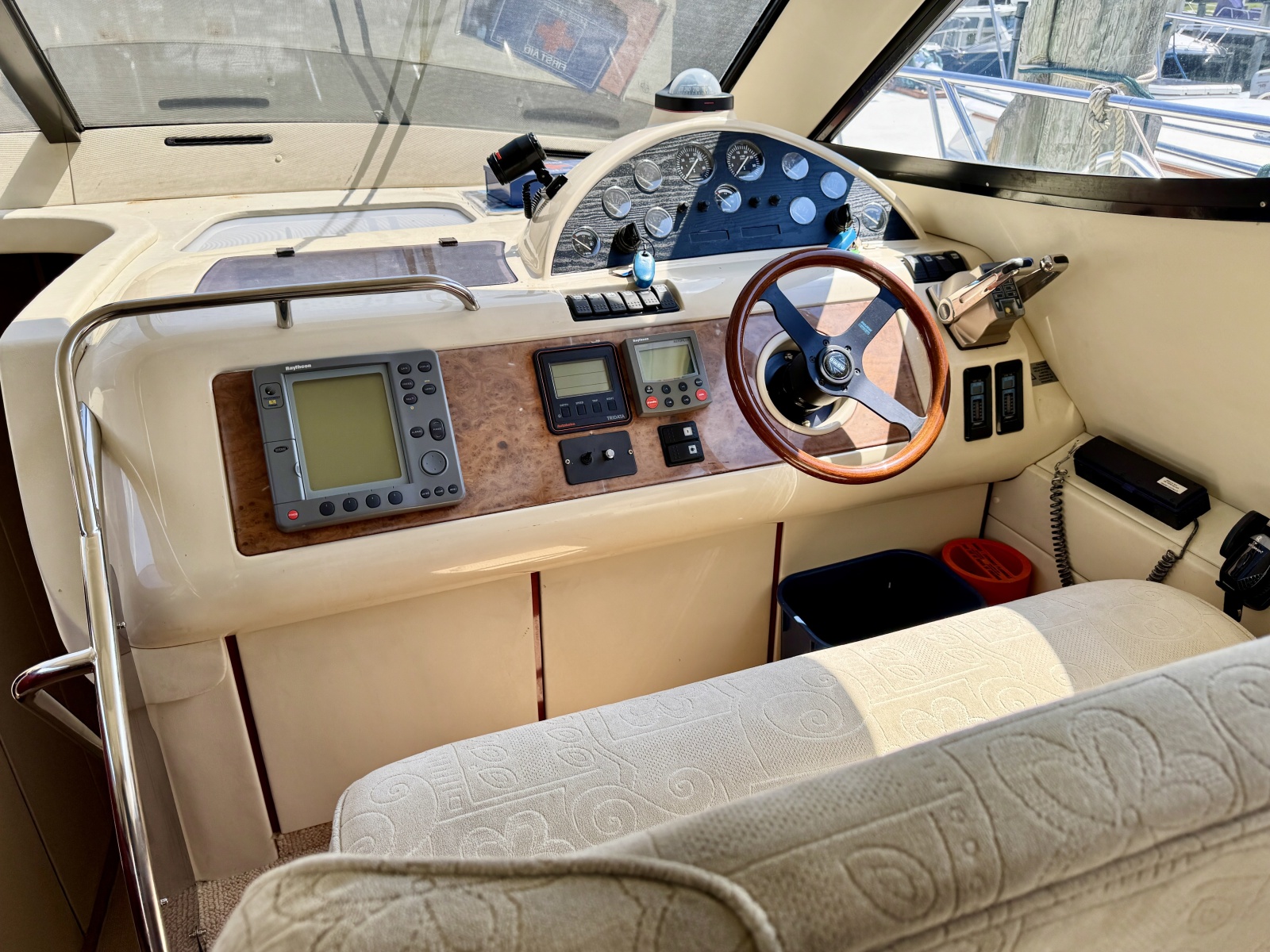 1999 Birchwood Challenger 450 Flybridge
