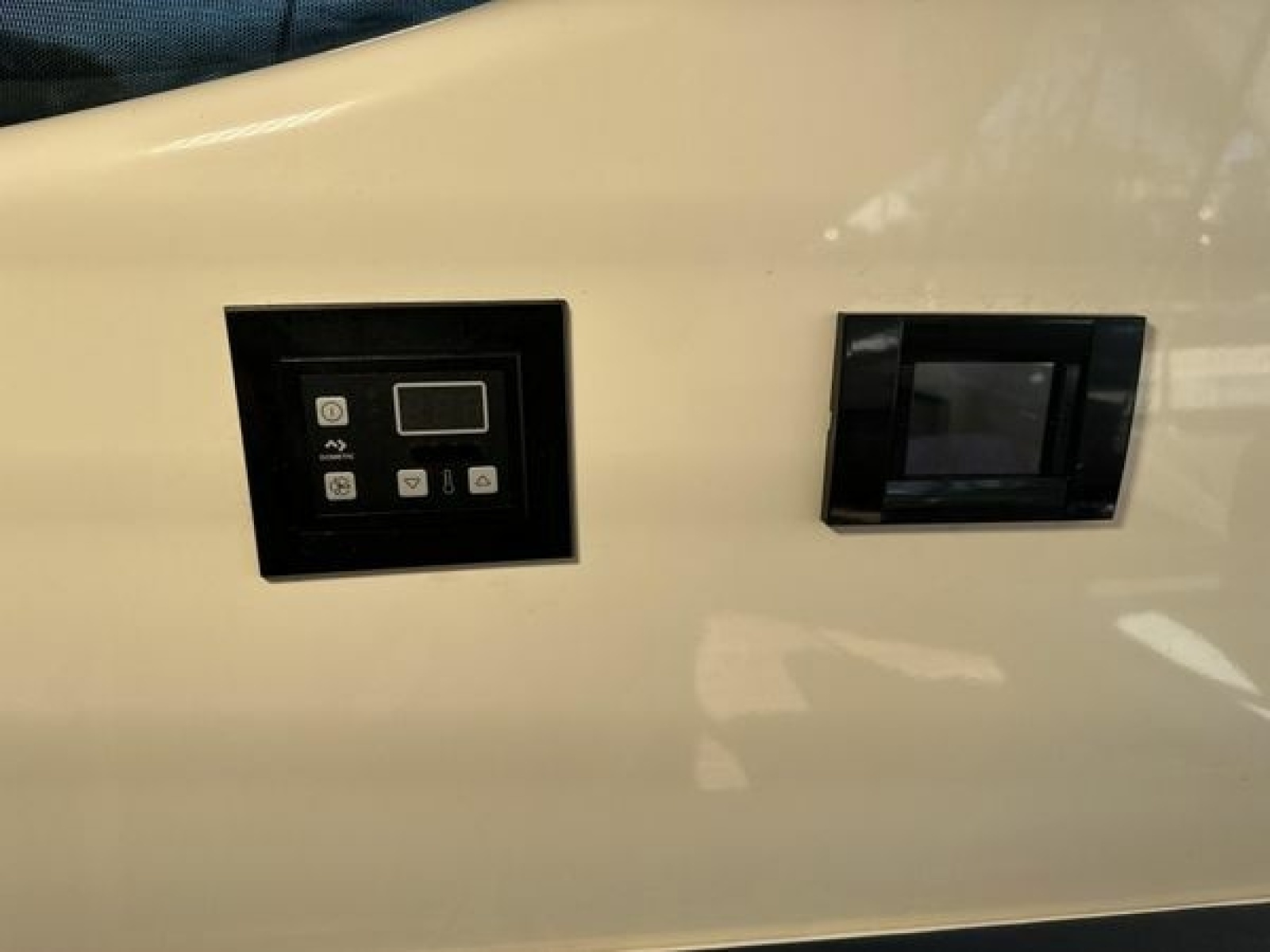 1999 Uniesse 57 Open