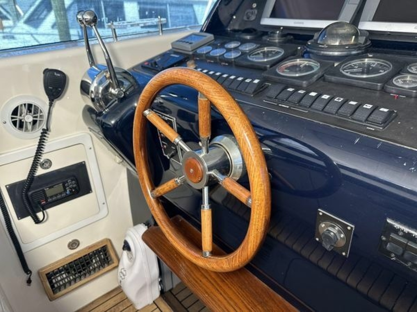 1999 Uniesse 57 Open