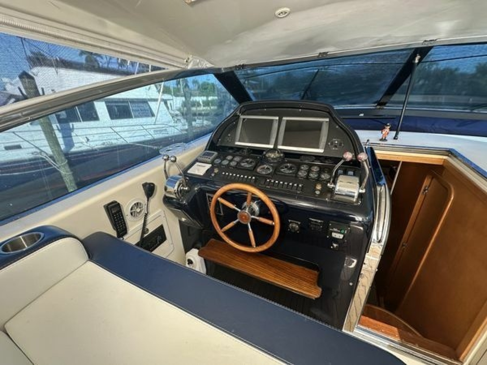1999 Uniesse 57 Open