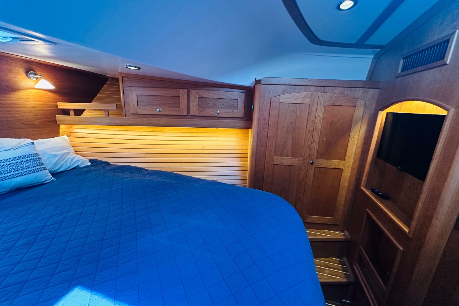2025 Sabre 48 Salon Express