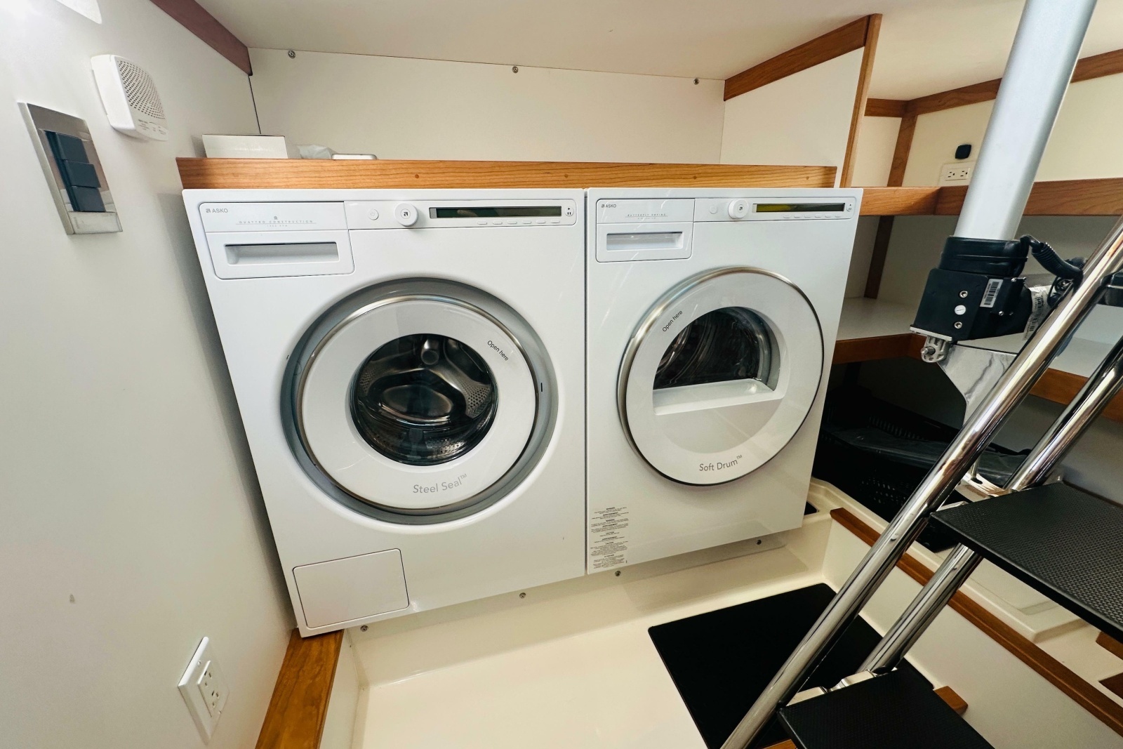 2025 Sabre 48 Salon Express