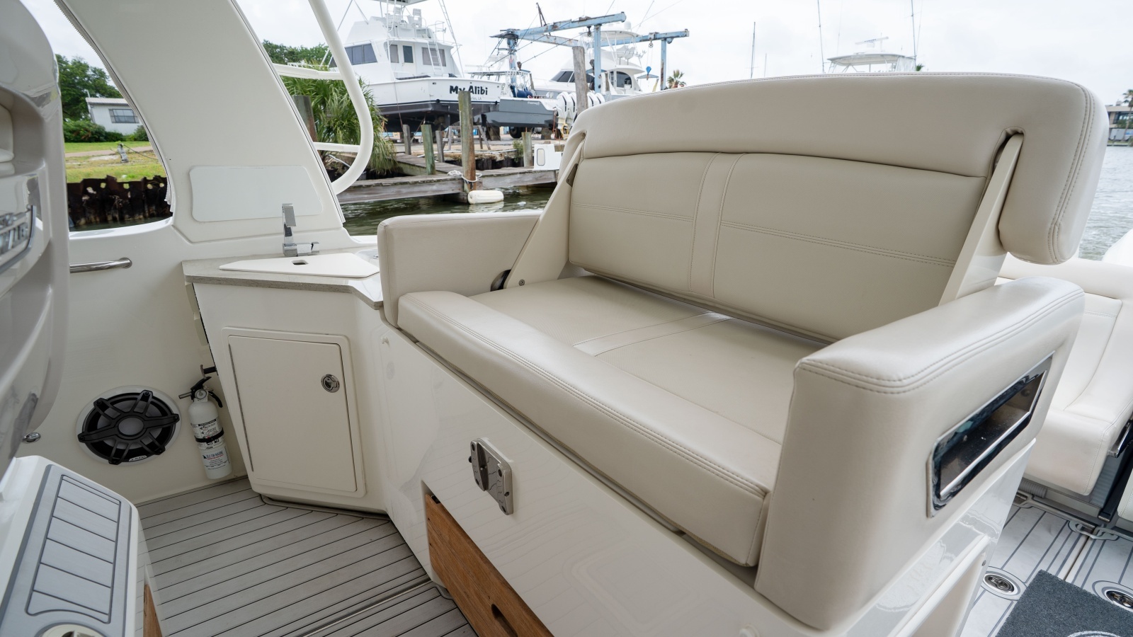 2019 Boston Whaler 350 Realm