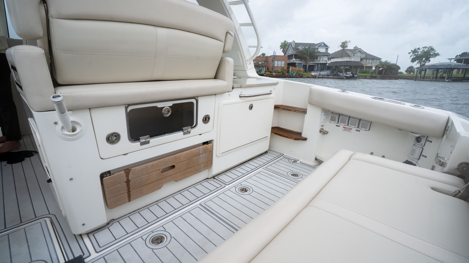 2019 Boston Whaler 350 Realm
