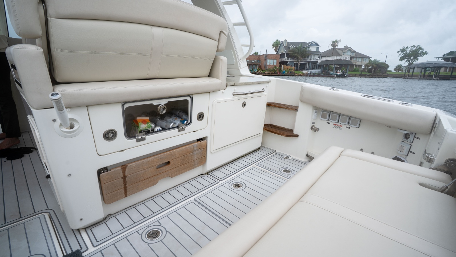 2019 Boston Whaler 350 Realm