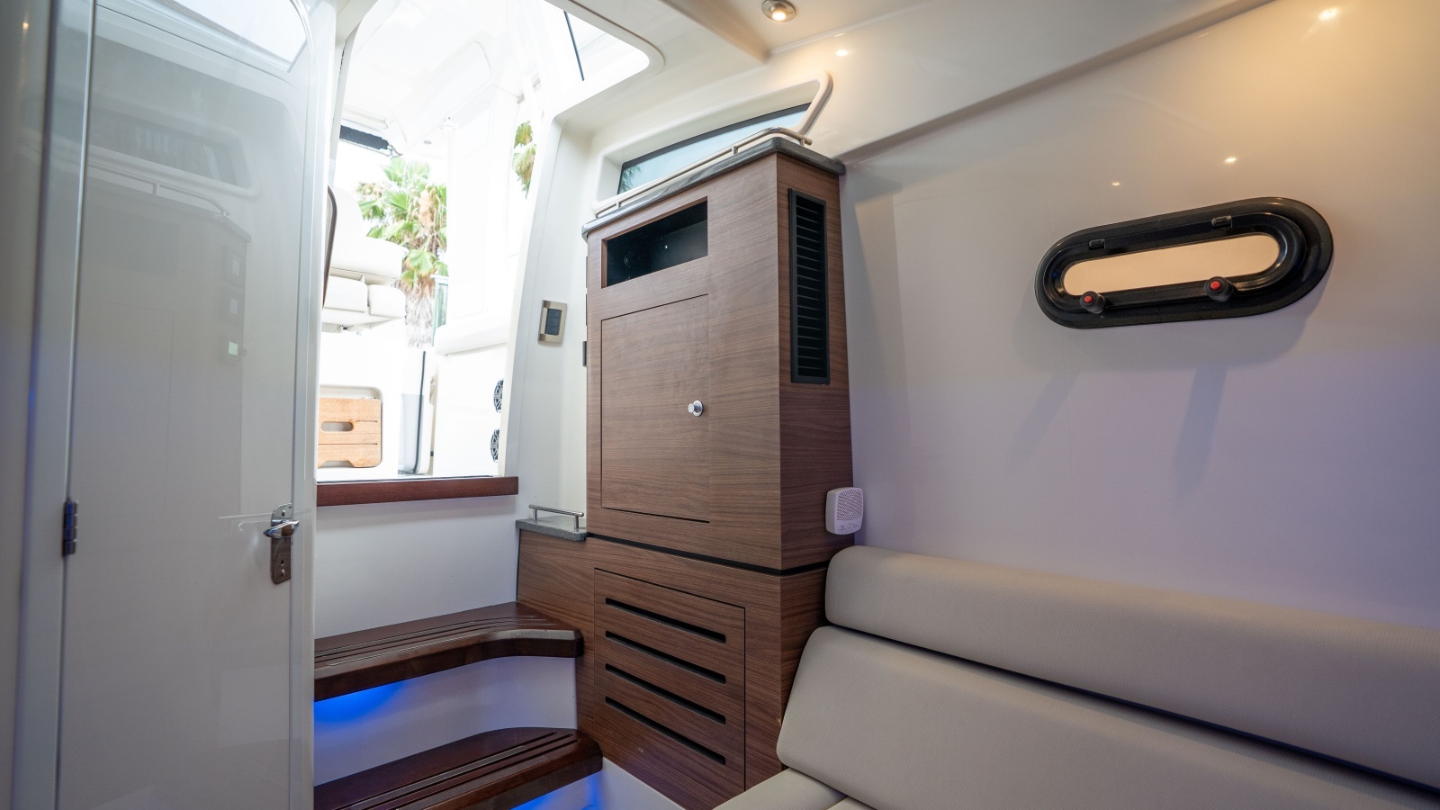 2019 Boston Whaler 350 Realm