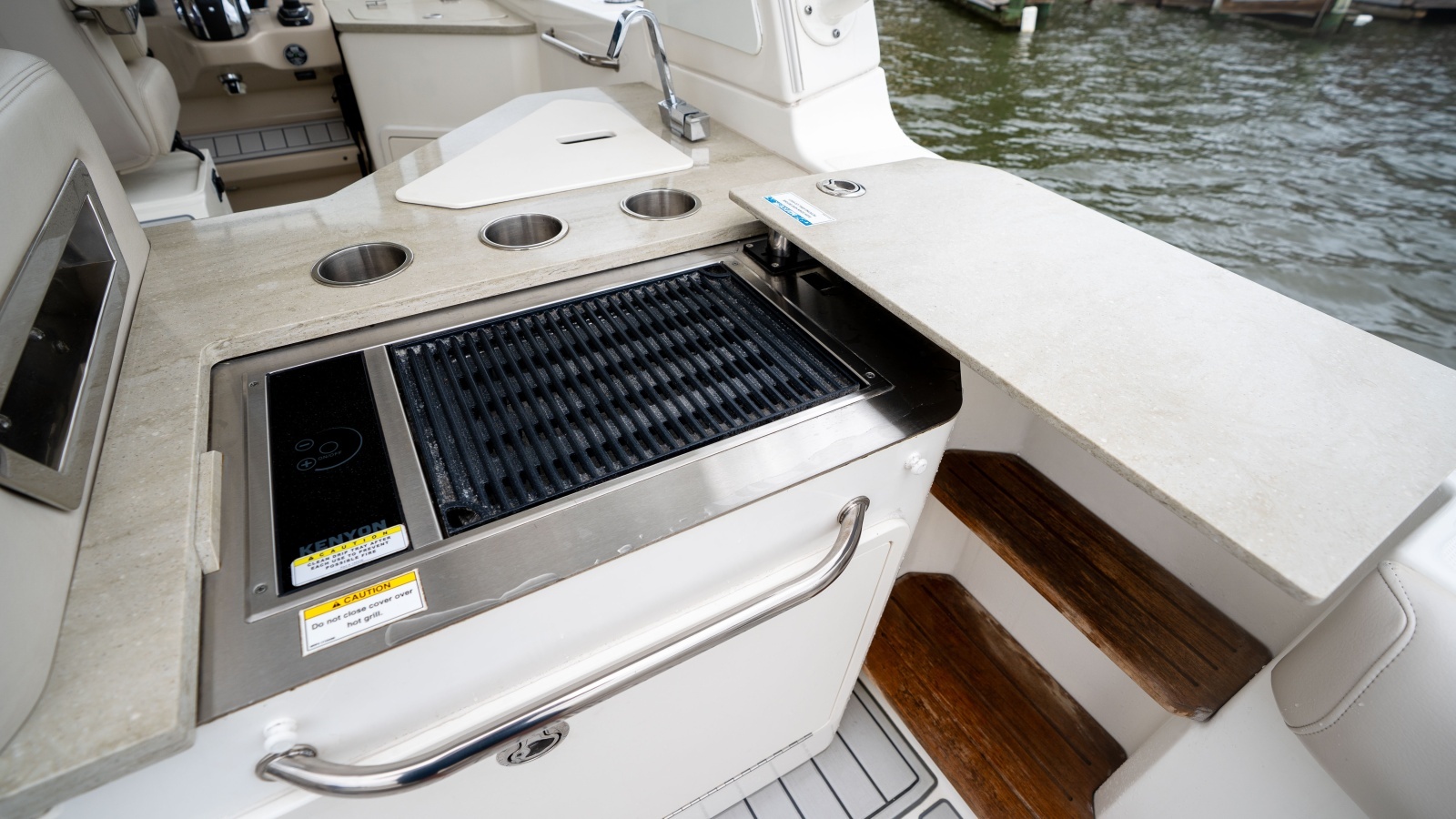 2019 Boston Whaler 350 Realm