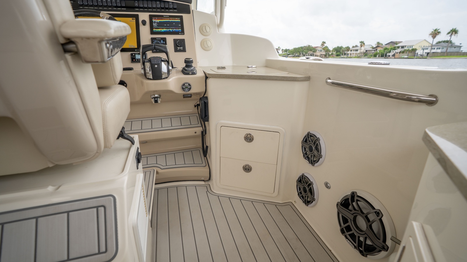 2019 Boston Whaler 350 Realm