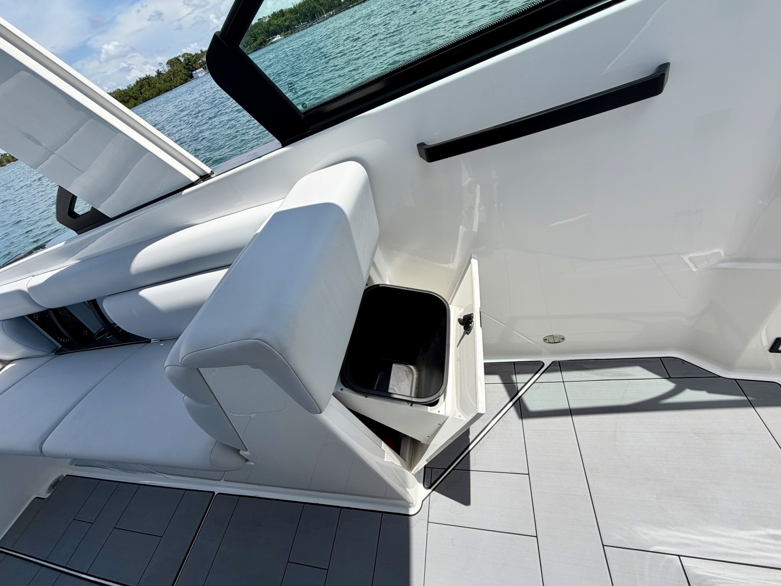 2022 Aviara AV32 OB