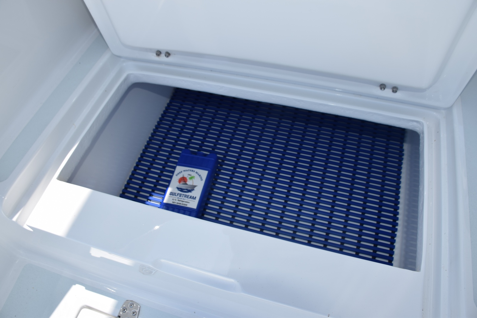 Refrigerated Drink Box Or Can Be Adjusted To Freeze