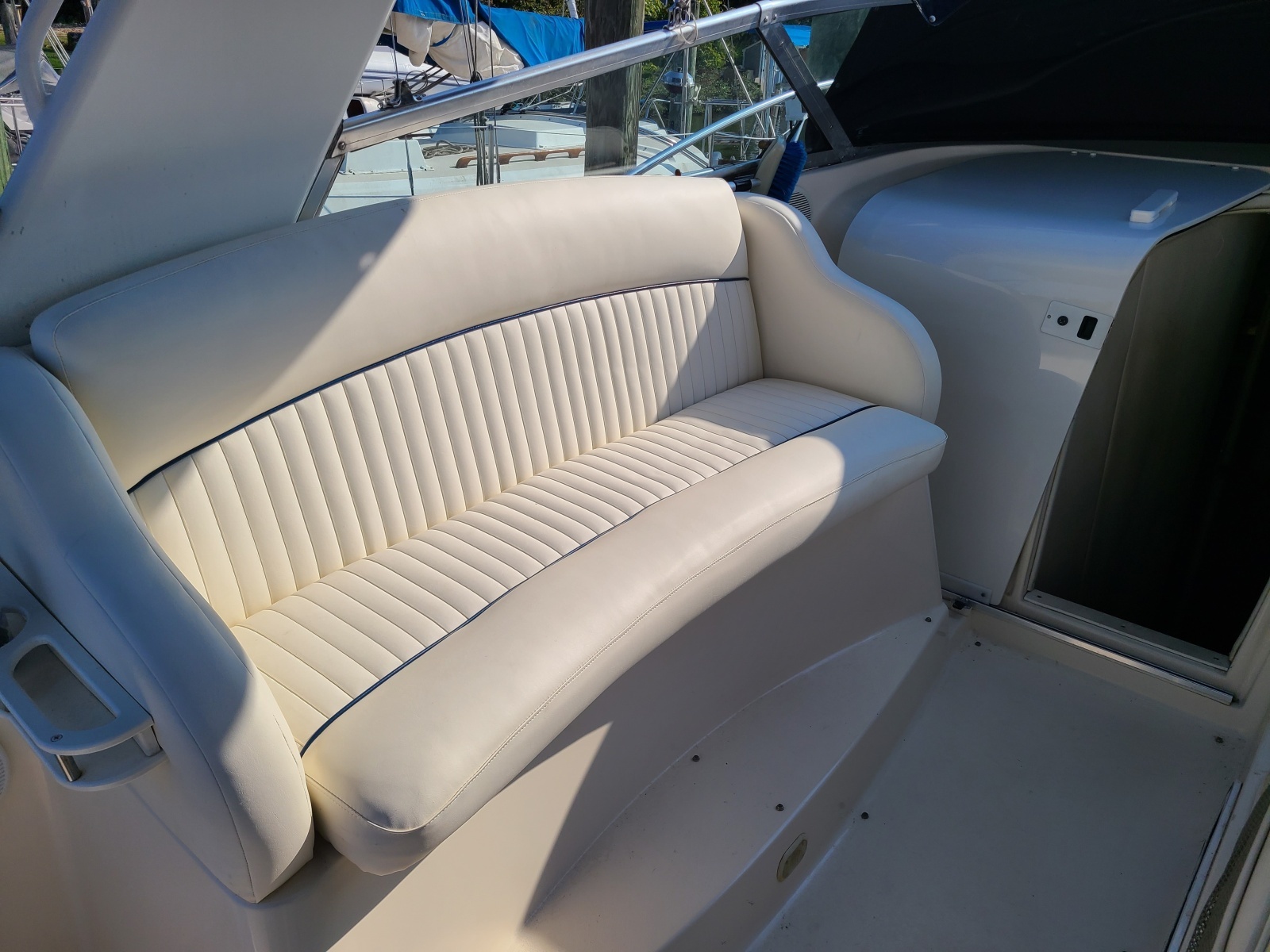 2000 Rinker 330 Fiesa Vee