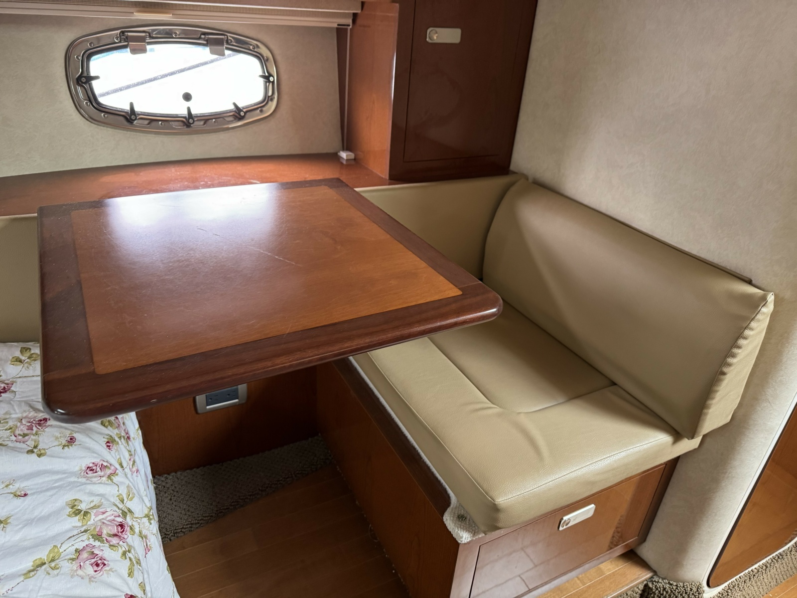 Sea Ray 310da Dinette