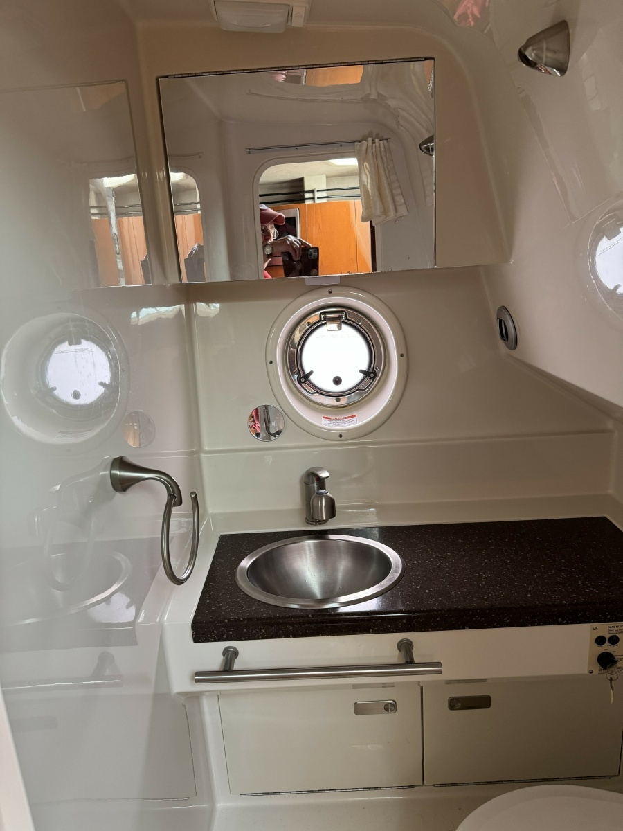 Sea Ray 310da Head