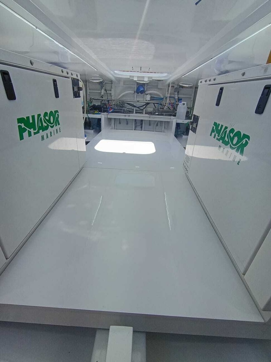 1998 American Custom Yachts 