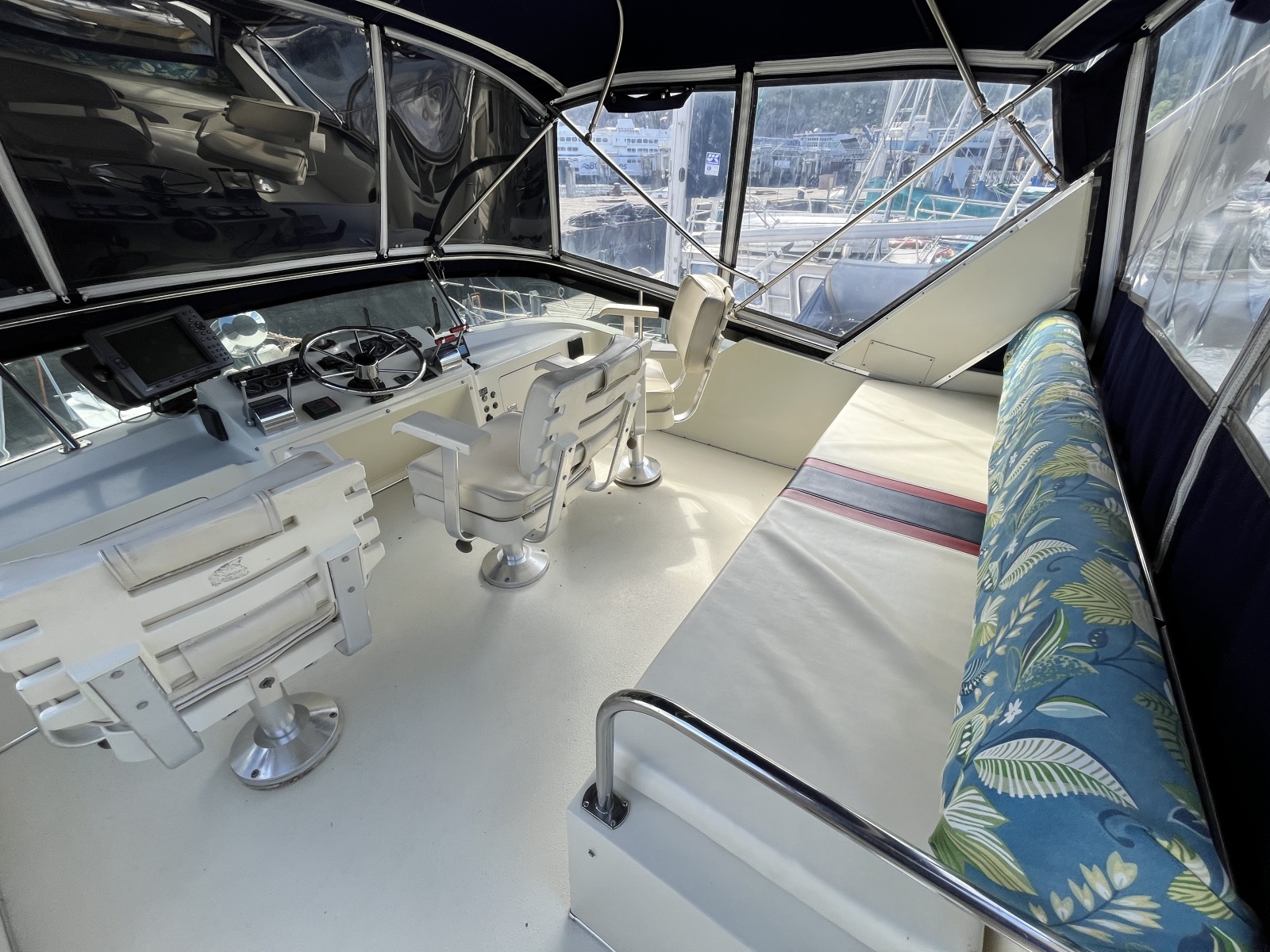 1989 Tollycraft 30' Sport Cruiser