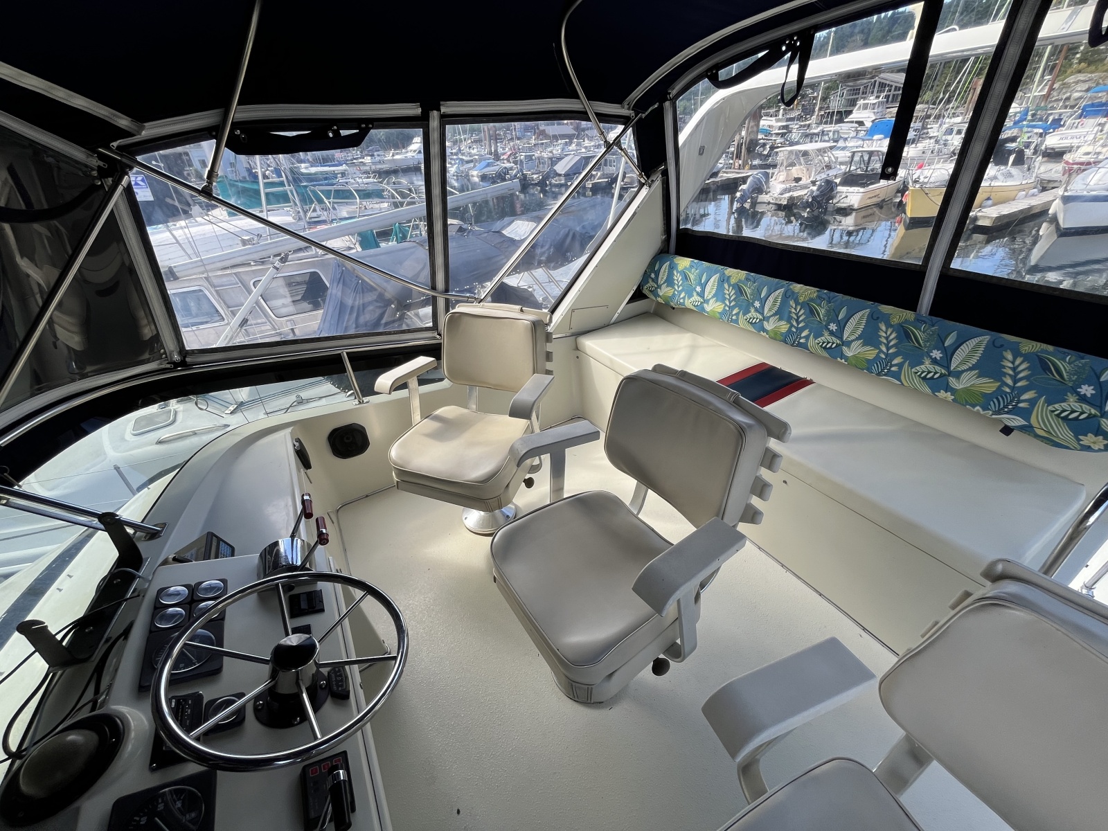 1989 Tollycraft 30' Sport Cruiser