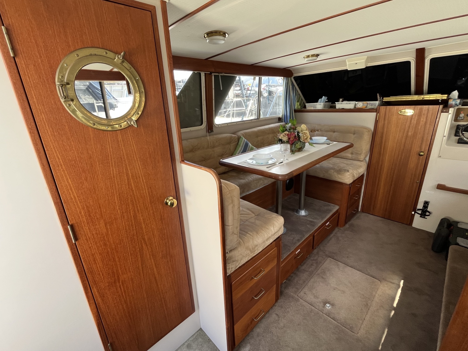 1989 Tollycraft 30' Sport Cruiser