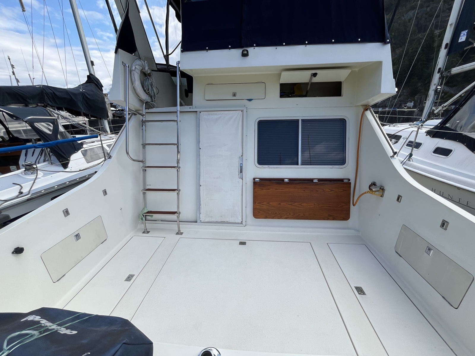 1989 Tollycraft 30' Sport Cruiser