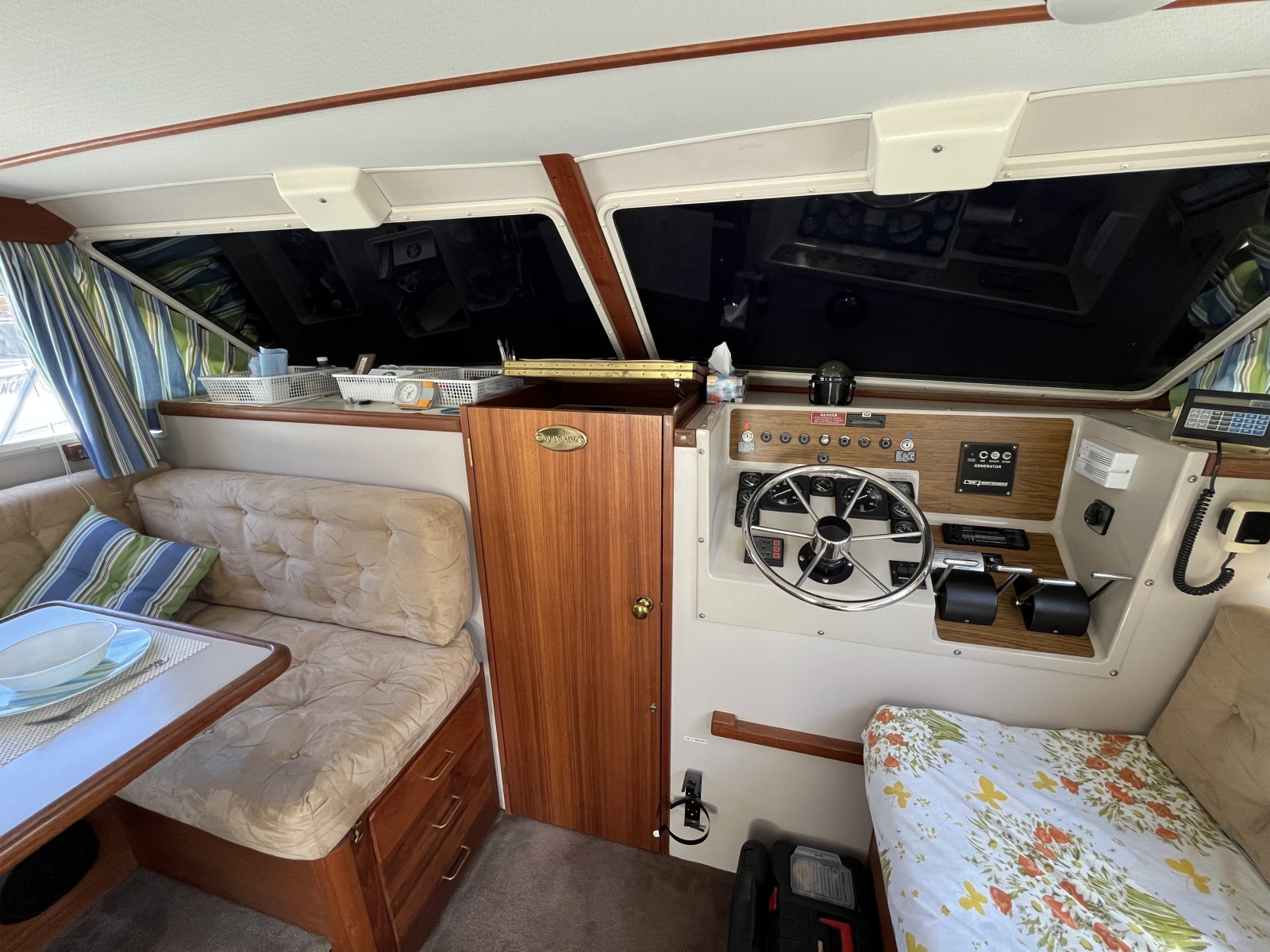 1989 Tollycraft 30' Sport Cruiser