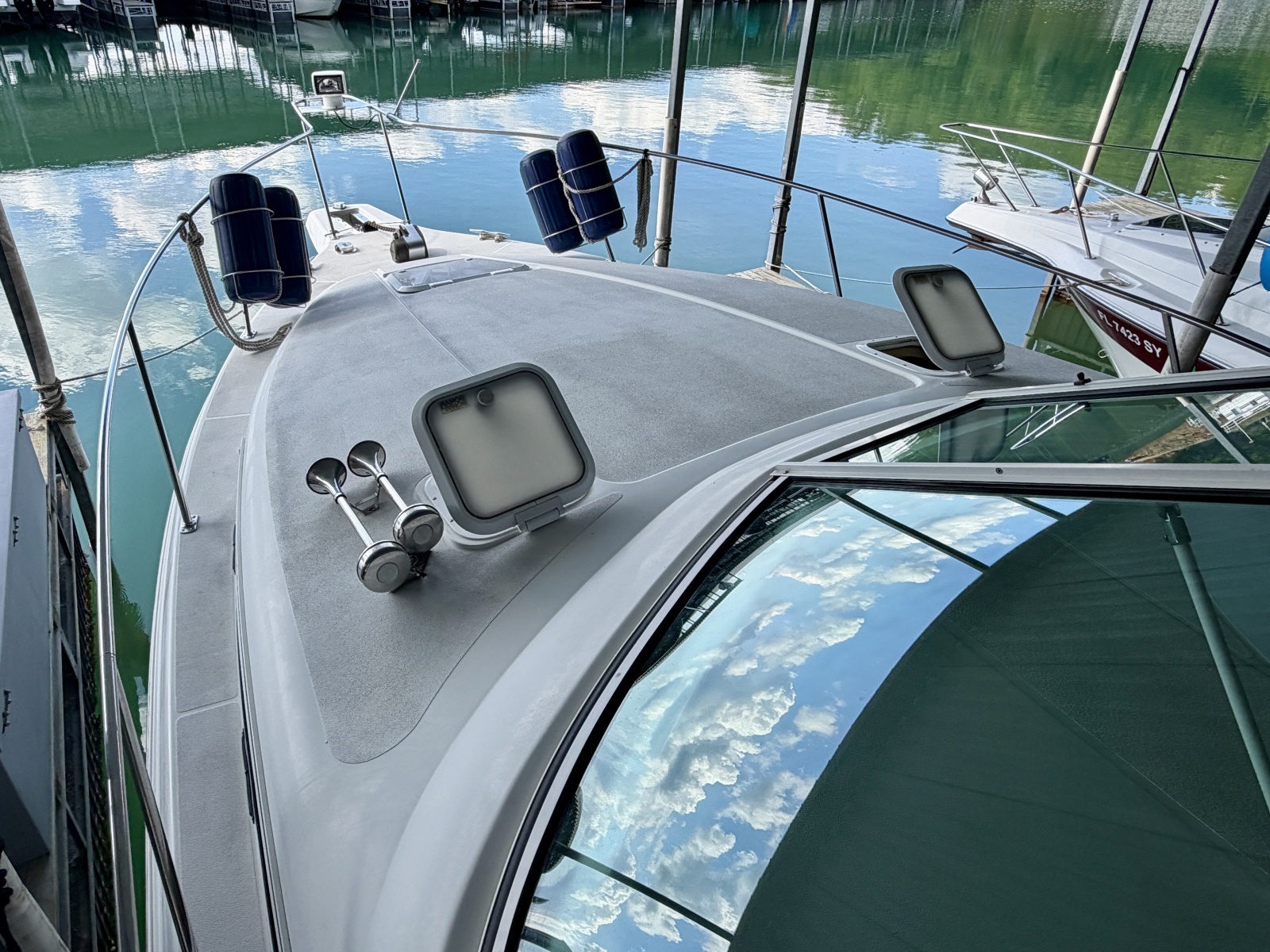 1996 Carver 310 Mid Cabin Express