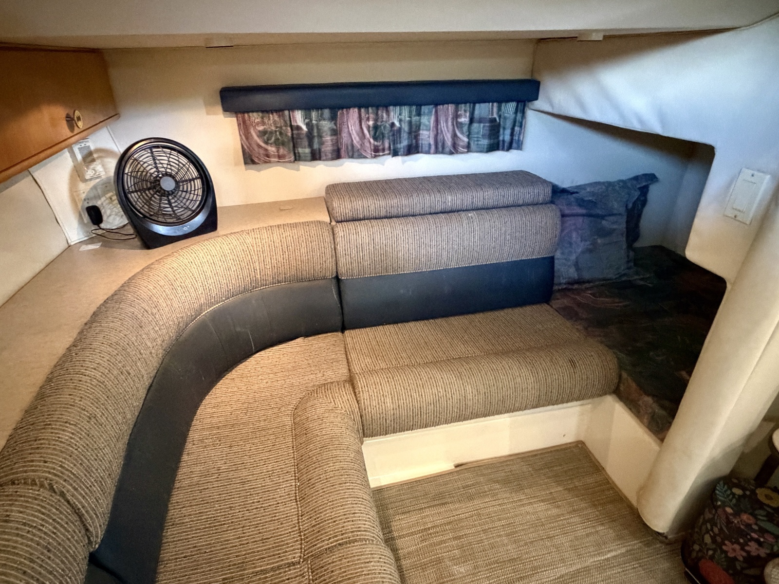 1996 Carver 310 Mid Cabin Express