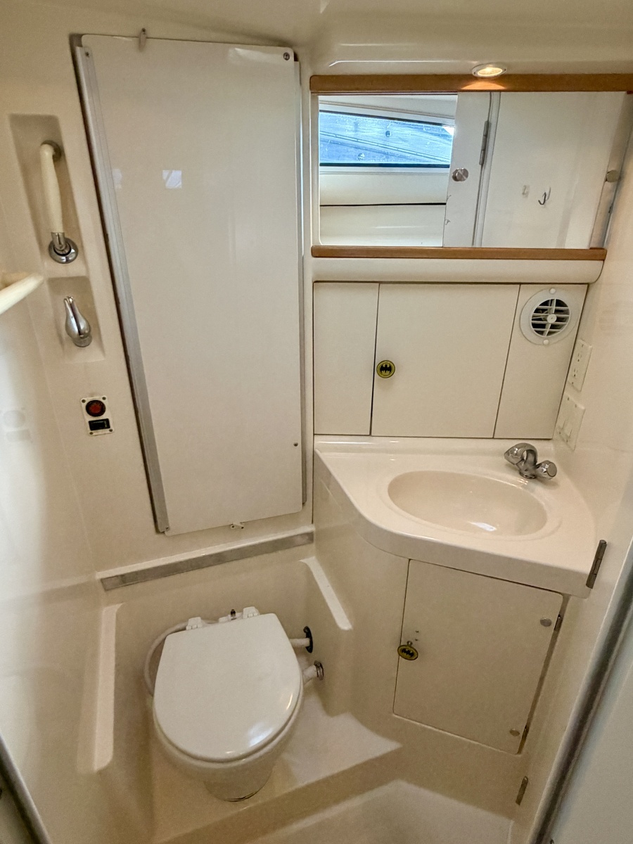 1996 Carver 310 Mid Cabin Express